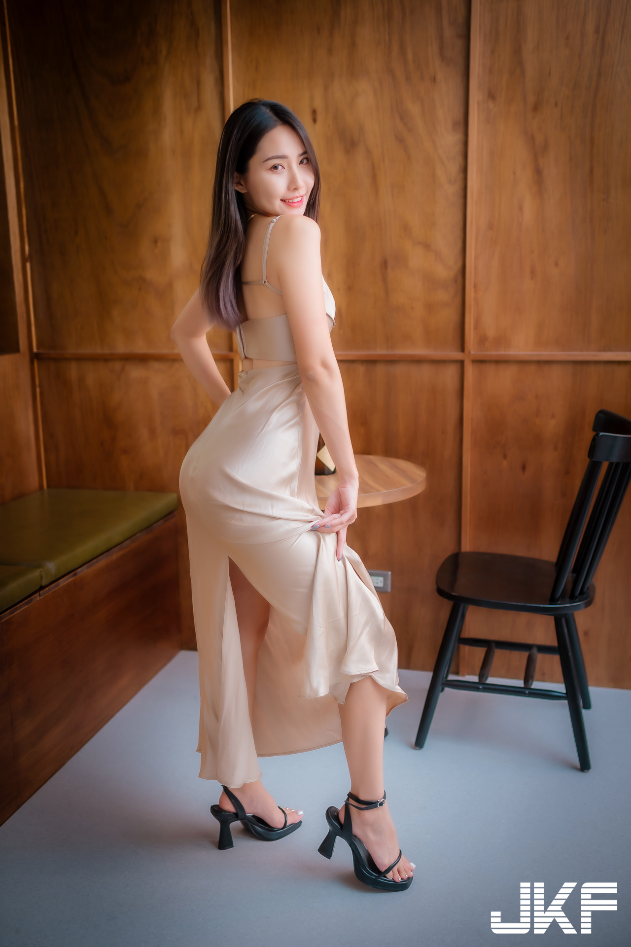 【GG扑克】長腿正妹「Misty」洋裝設計太性感，「低胸高衩」秀曼妙曲線好犯規