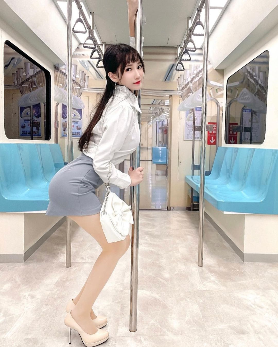 【GG扑克】通勤驚見OL「Yvie又又」捷運上大跳鋼管舞　包臀窄裙秀美腿！