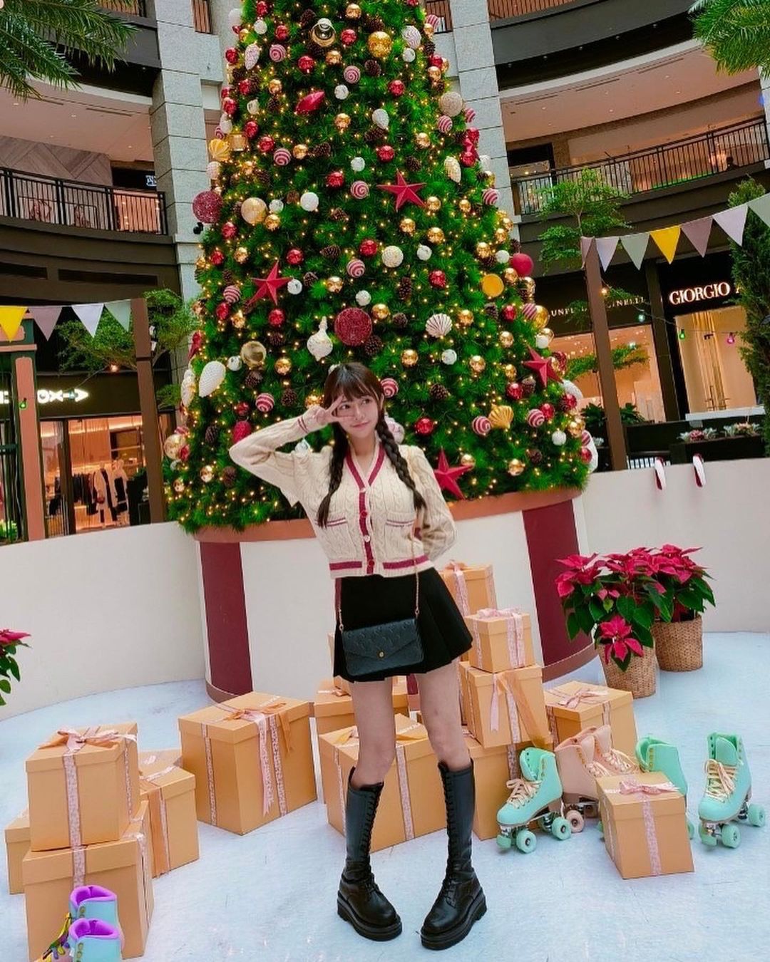 【GG扑克】巨乳甜心「安希」聖誕樹前留念，迷你短裙轉過去「白嫩蜜桃」彈出！