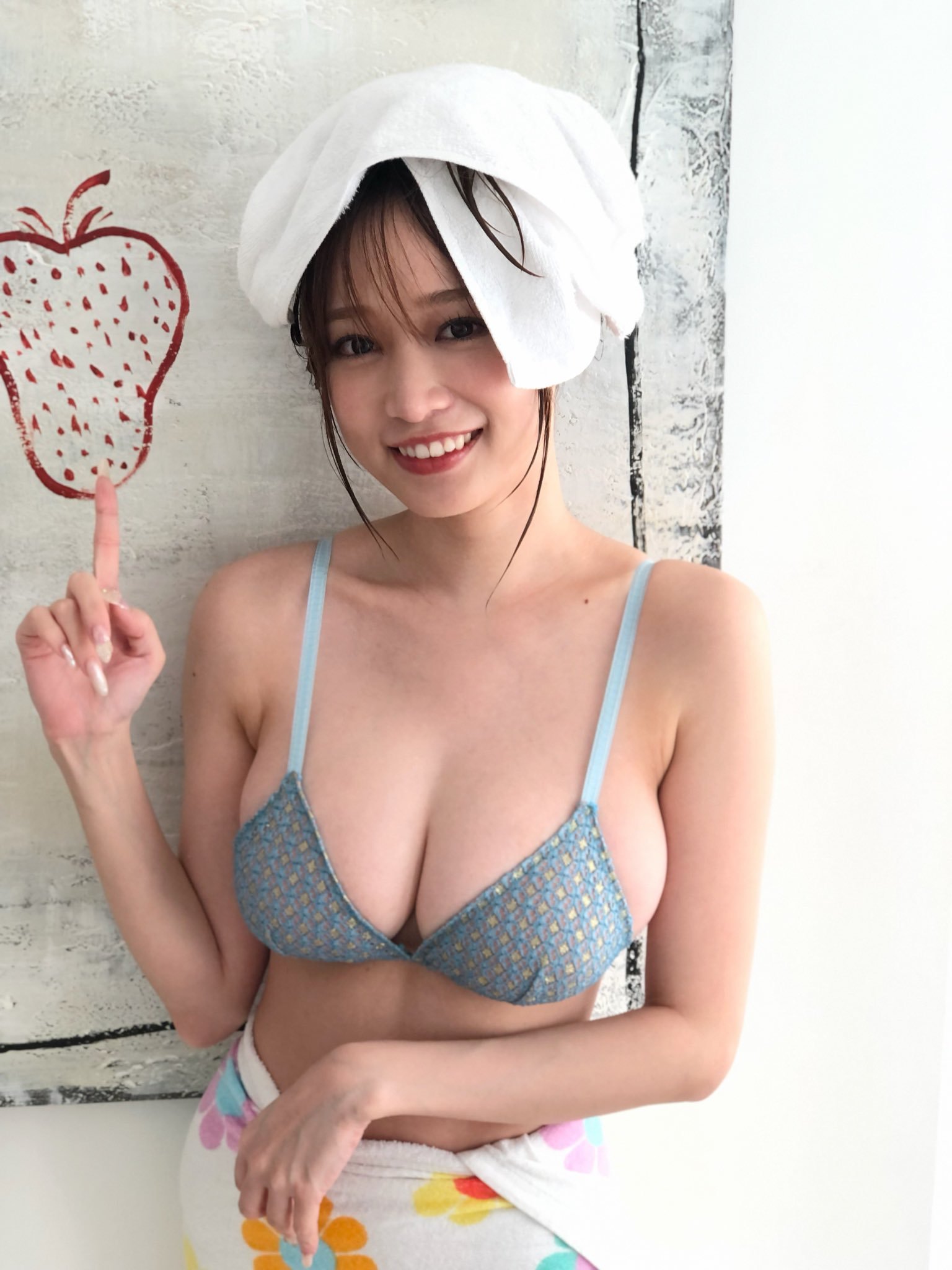 巨乳女星「青井春」短髮造型曝光！辣曬「肉感美乳」造福網友