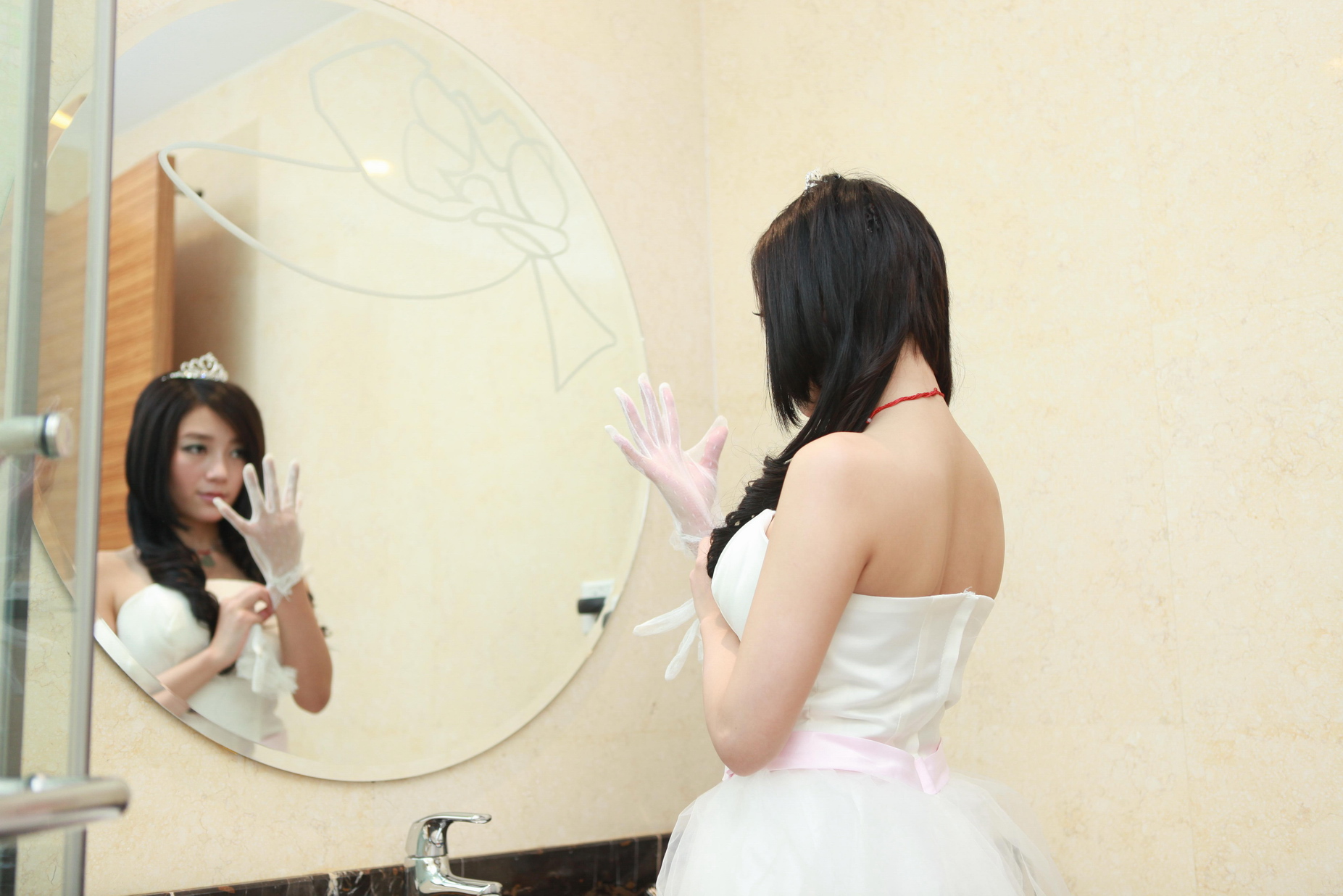 新婚老婆婚紗底下竟然沒穿內褲 - 貼圖 - 清涼寫真 -
