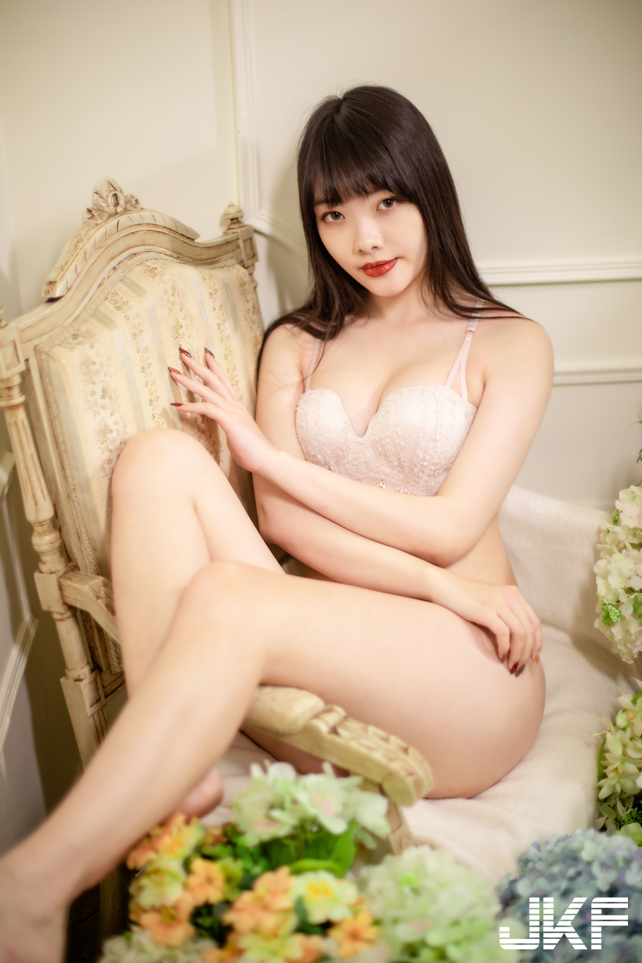 美豔正妹「敏綺 Miki」白嫩美胸誘惑！甜美內衣藏不住火辣曲線～