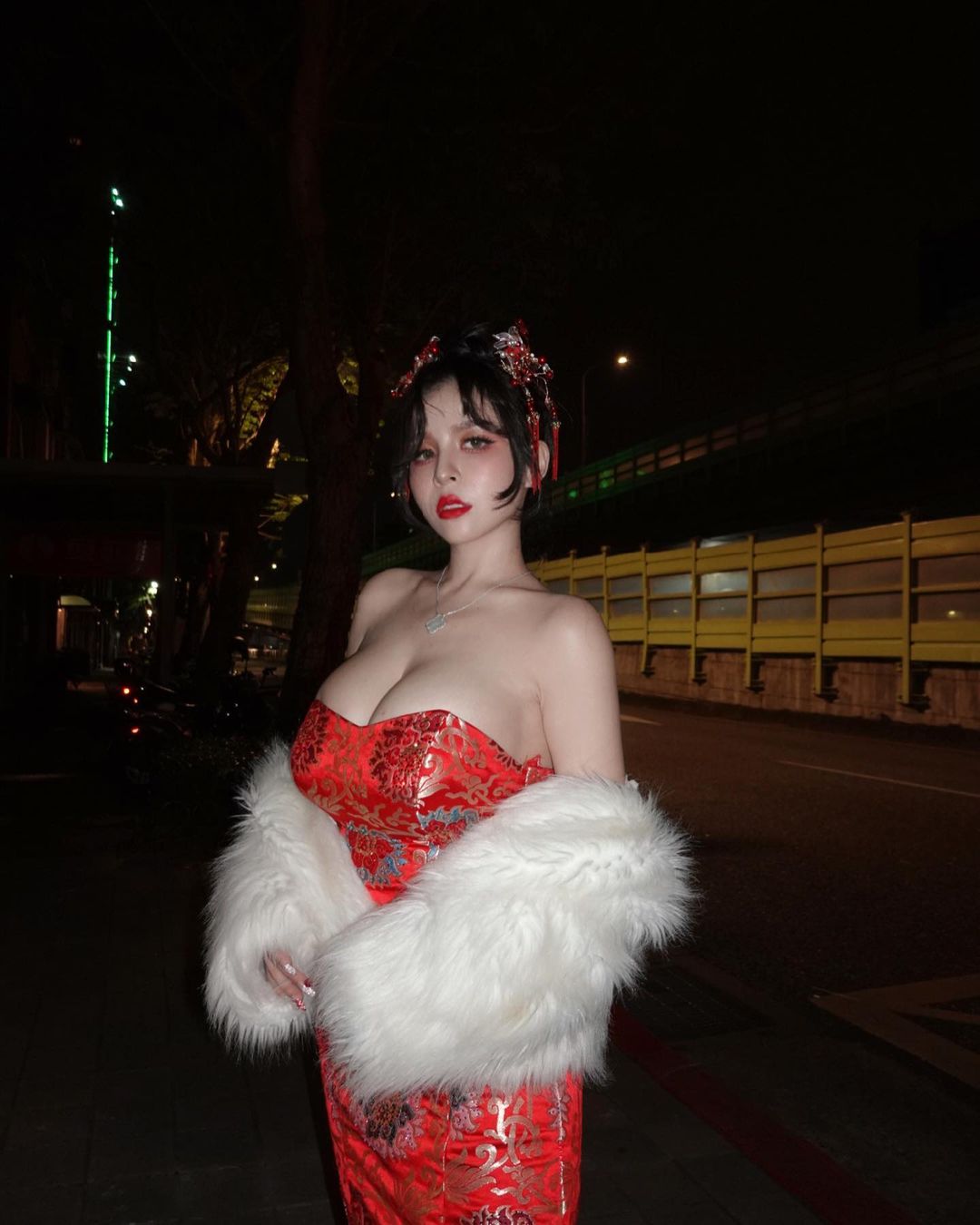 尾牙會場驚見「貴氣巨乳辣妹」！香菱爆乳洋裝好喜慶，感覺能抽到超大包！