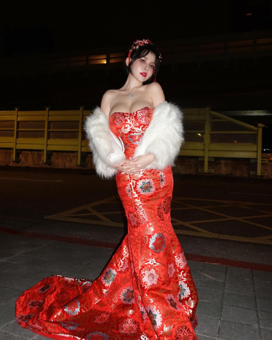 尾牙會場驚見「貴氣巨乳辣妹」！香菱爆乳洋裝好喜慶，感覺能抽到超大包！