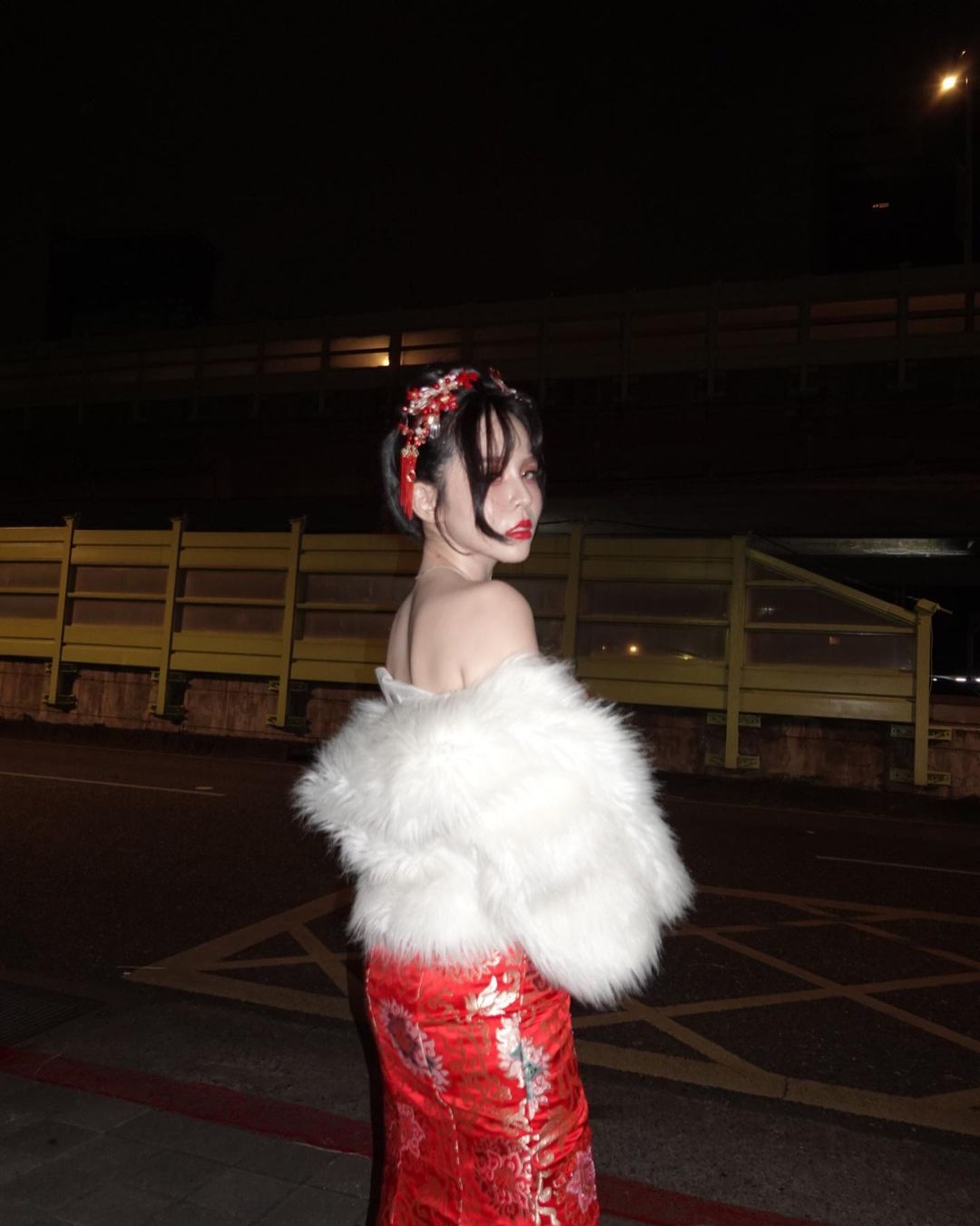尾牙會場驚見「貴氣巨乳辣妹」！香菱爆乳洋裝好喜慶，感覺能抽到超大包！