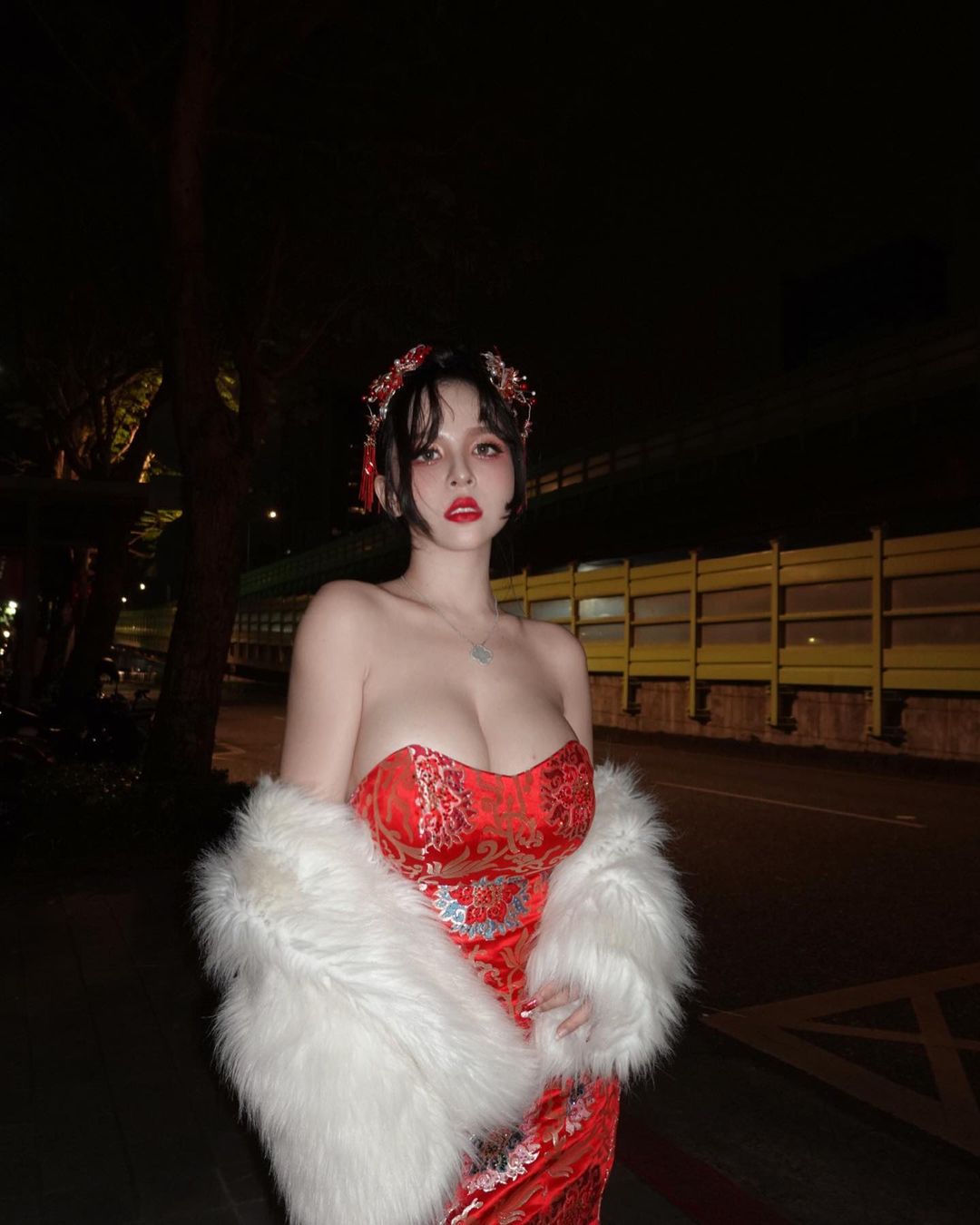尾牙會場驚見「貴氣巨乳辣妹」！香菱爆乳洋裝好喜慶，感覺能抽到超大包！