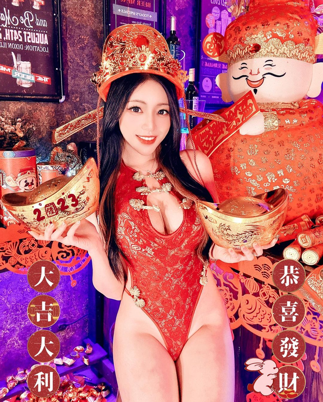 財神到！巨乳高衩財神「謝立琪 Kiki」手捧元寶來到我家門