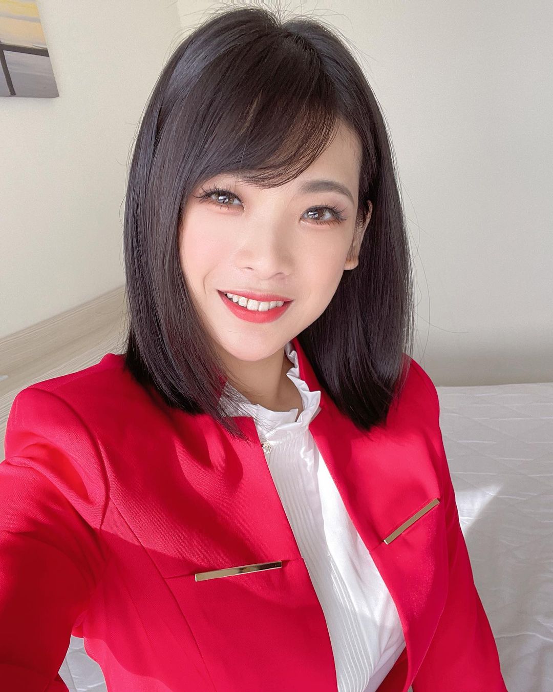 性感 OL「露露咪」業績長紅的絕招！制服下暗藏「渾圓雪乳」！