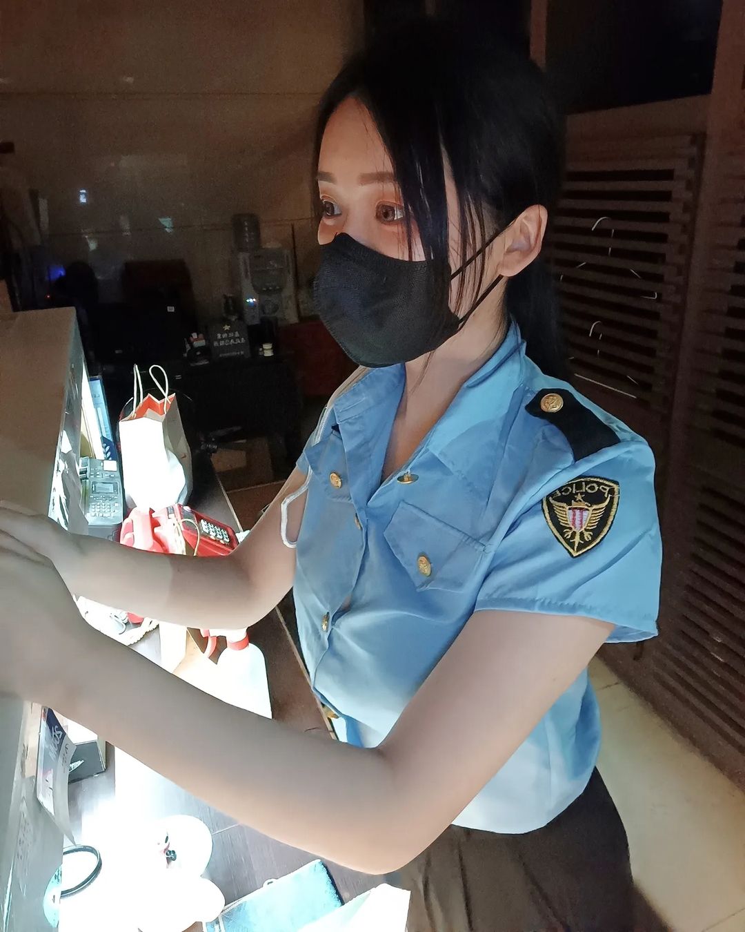 正妹警衛制服底下藏「兇殘胸器」　戰鬥力滿分不要輕易挑戰