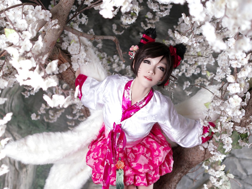109_League_of_Legends_Divine_Dynasty_Ahri_04.jpg