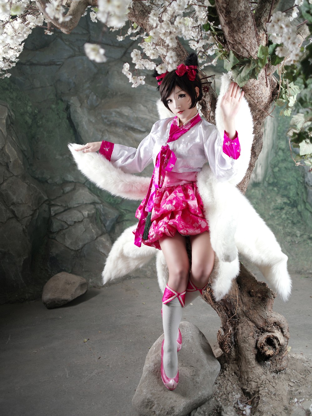 112_League_of_Legends_Divine_Dynasty_Ahri_07.jpg