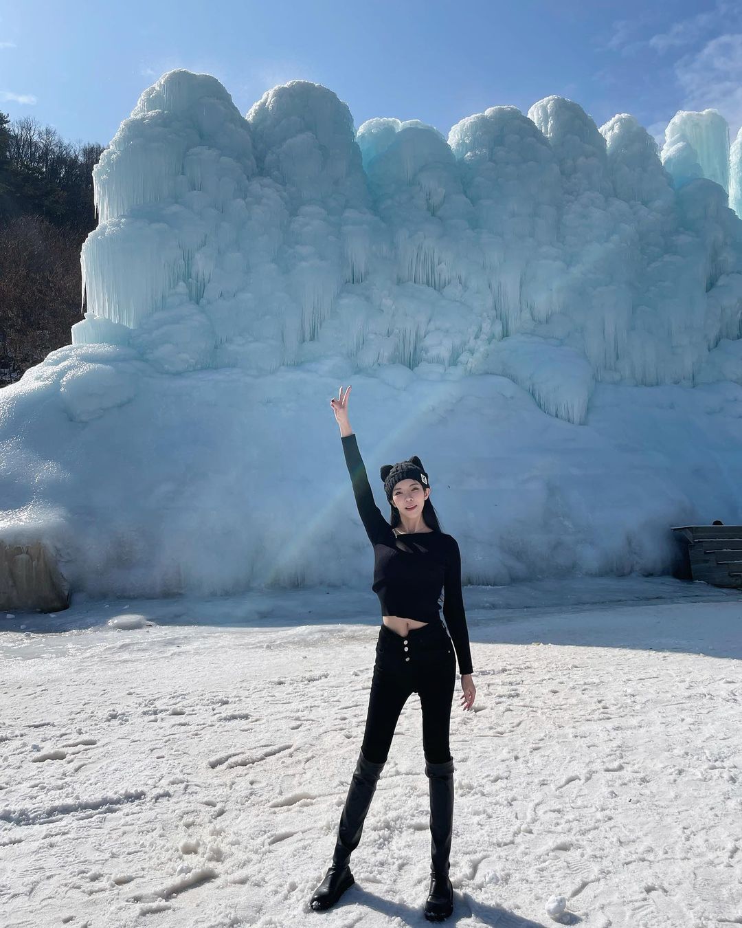 性感長腿妹「羅莉 Rolly」韓國玩耍，雪地裡「上空秀裸背」讓人零下也熱起來！