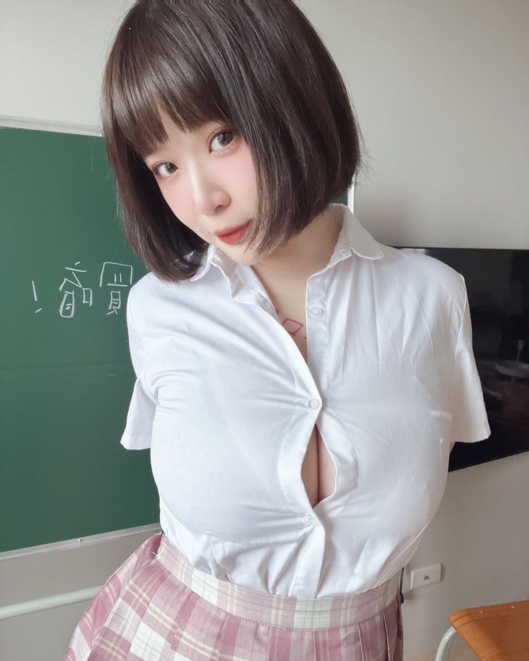 巨乳甜心「Ruru 茹茹」霸淩日常曝光　胸前扣子承受太大壓力！