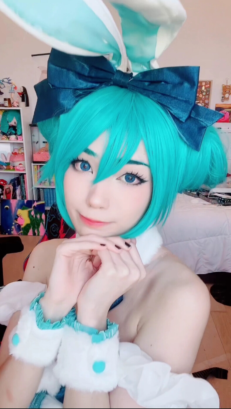 Emiru_Miku_01.jpg