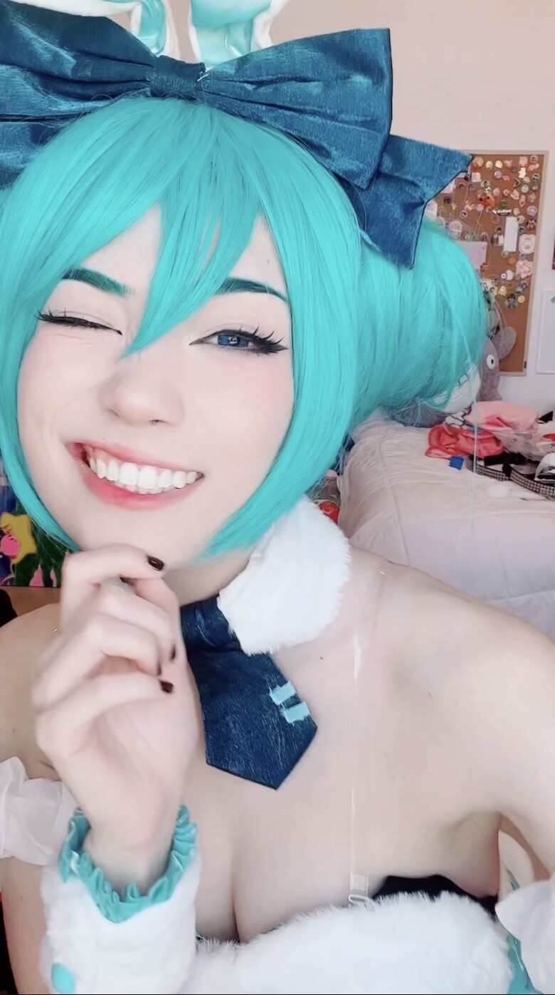 Emiru_Miku_10.jpg