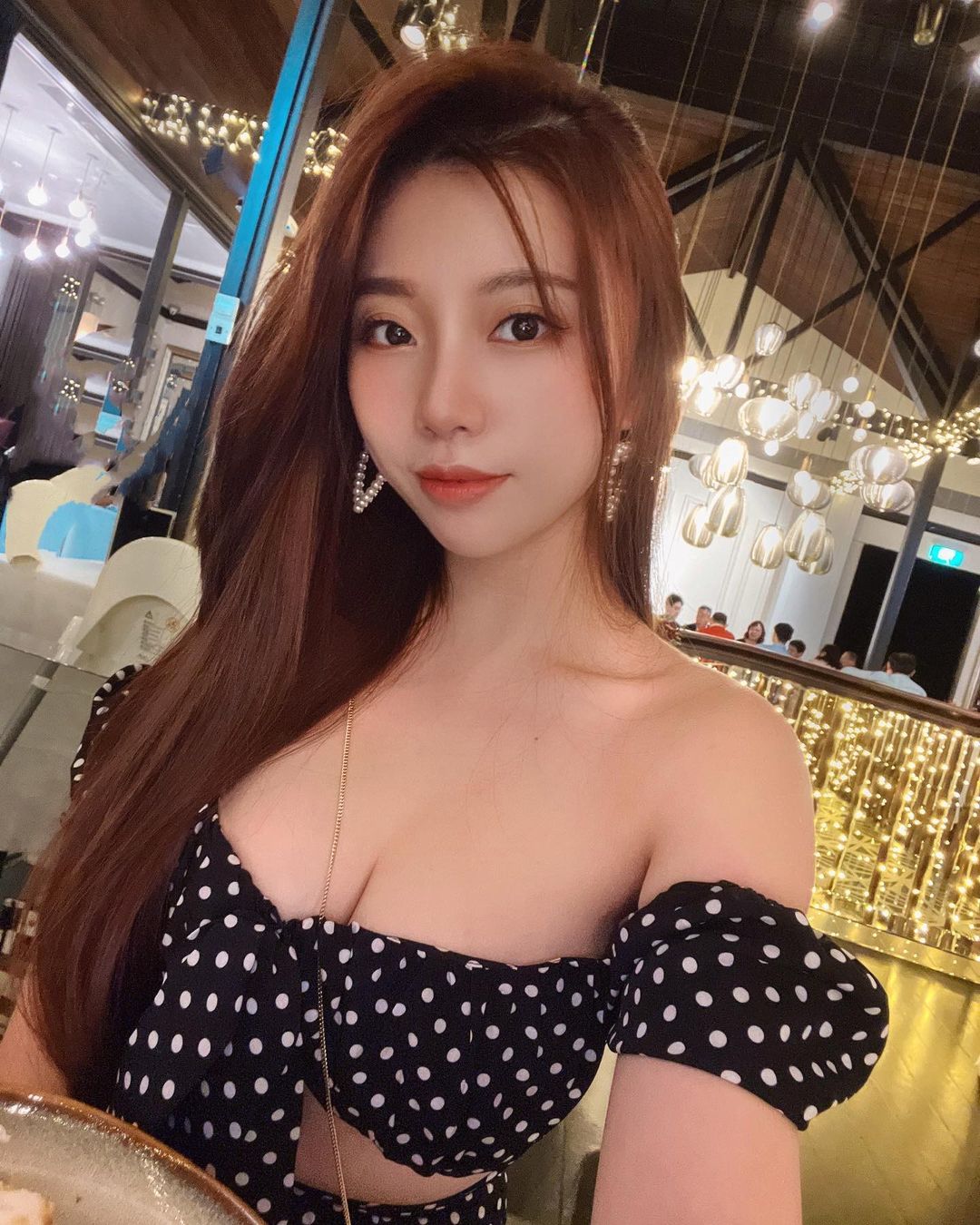 美艷甜心「Wenxian Huang」超深事業線讓您看得口水直流 - 美女圖 -