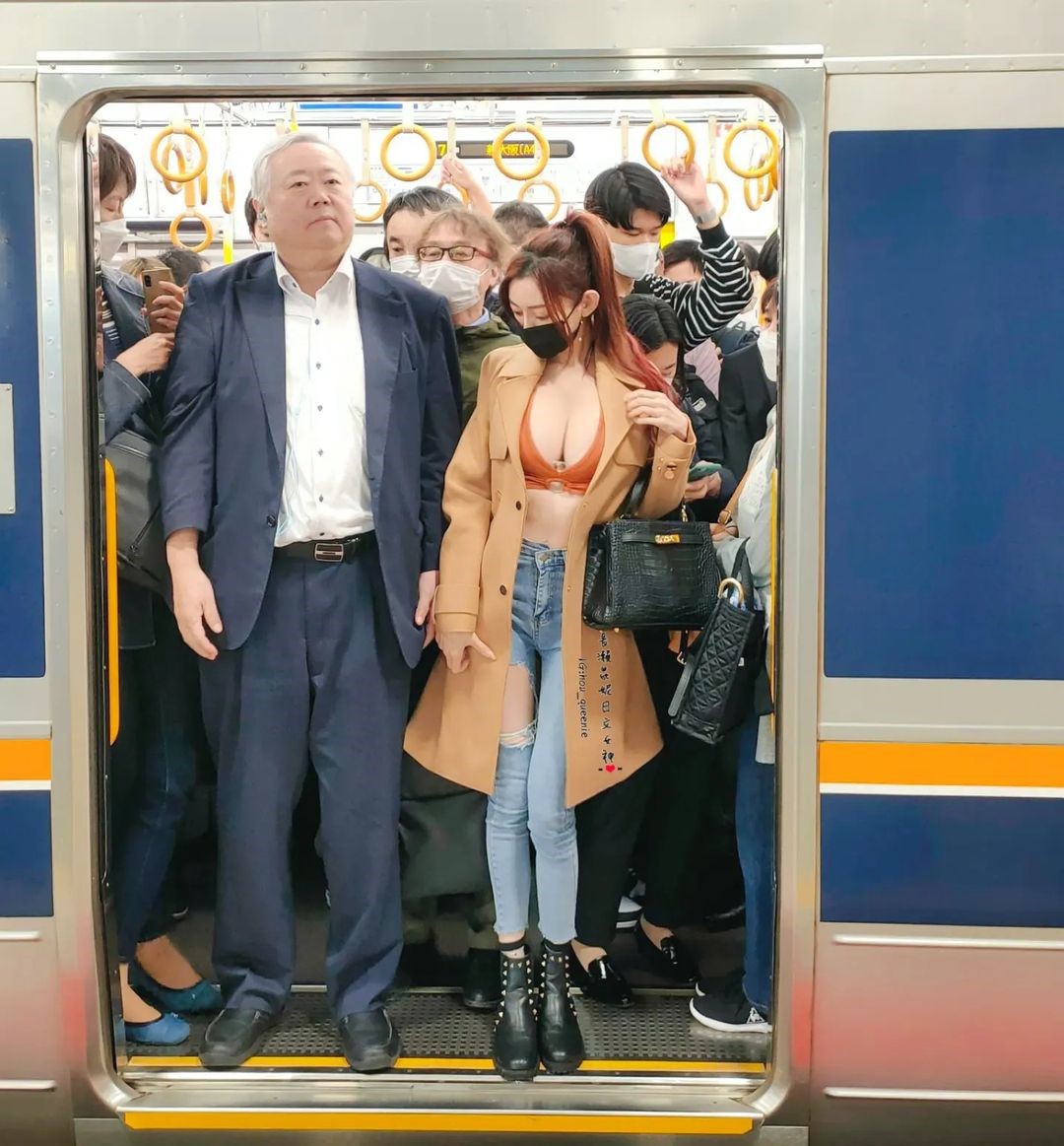 很會擠！大阪之花「長瀨昆妮」上電車超擠，「兇猛波霸」全程被虎視眈眈！
