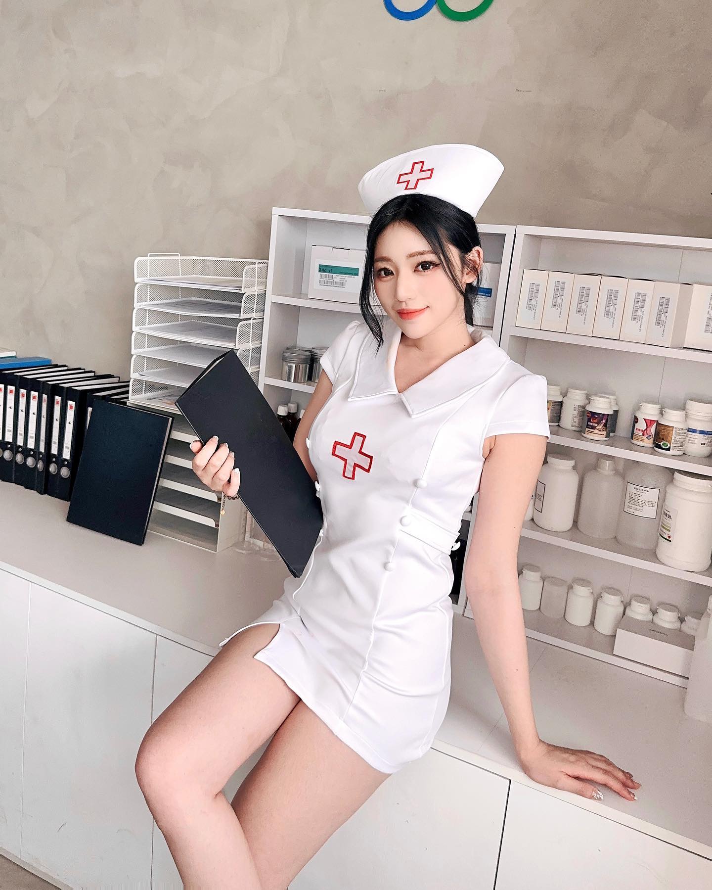 【6upoker】迷人護理師「謝立琪Kiki」實施私人診療　畫風一變突然掀起裙子