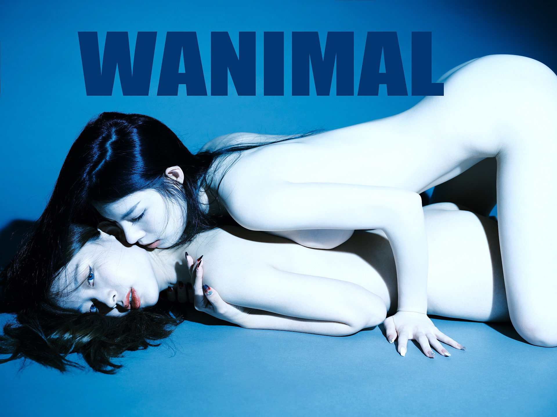 女子 轻抚 胸口 眼神 full of desire