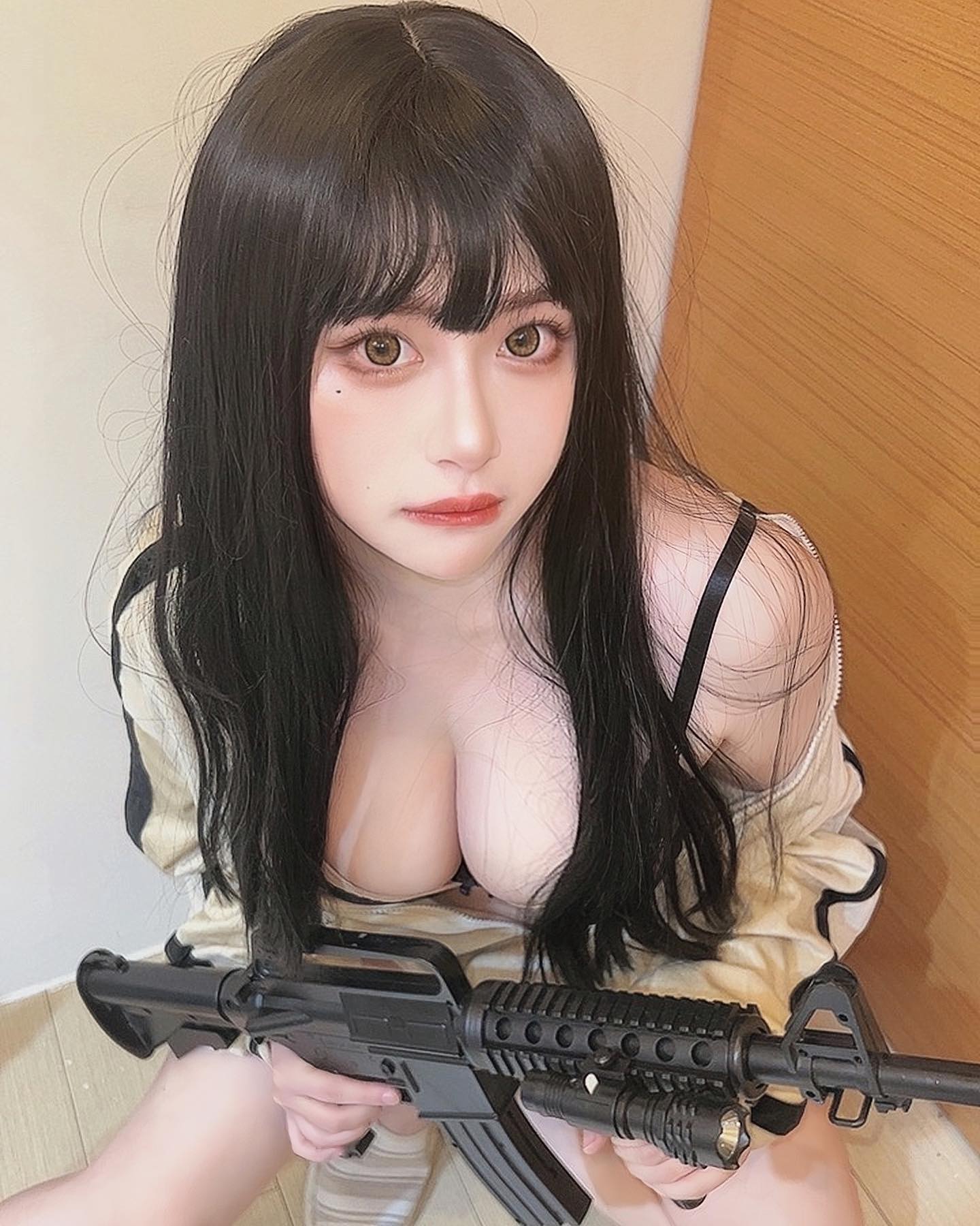 【万博娱乐】日本台籍寫真女星「膩膩にに」回國發展　舉槍要當最辣槍手！