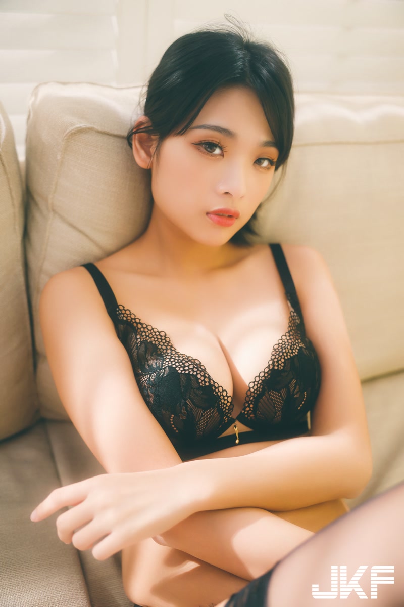 誘惑眼鏡娘「露露咪」的黑絲挑逗，「爆乳做菜」可口度滿分！