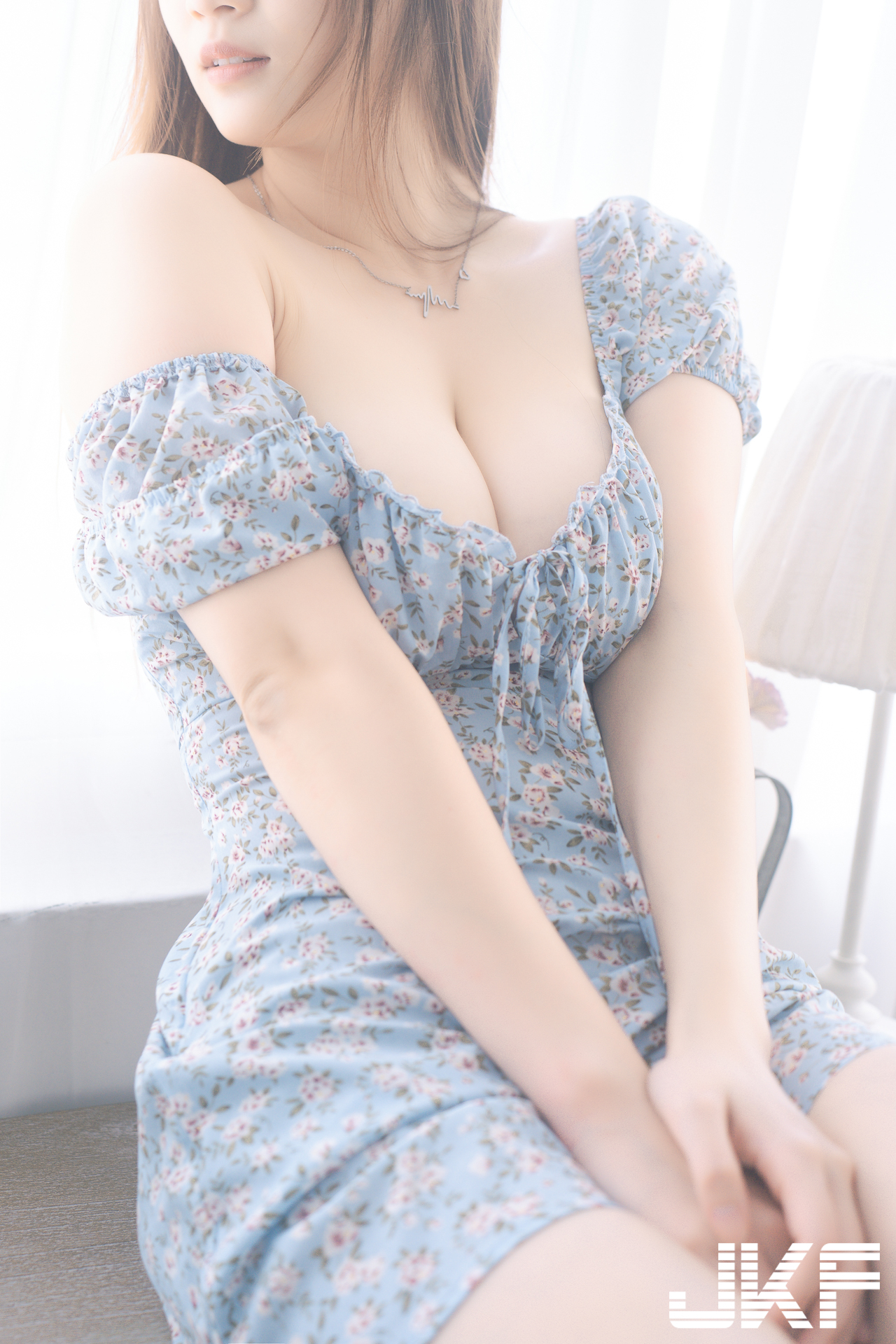 巨乳藥師「欣」休假放風大解放，小碎花洋裝包不住「兇猛豪乳」！