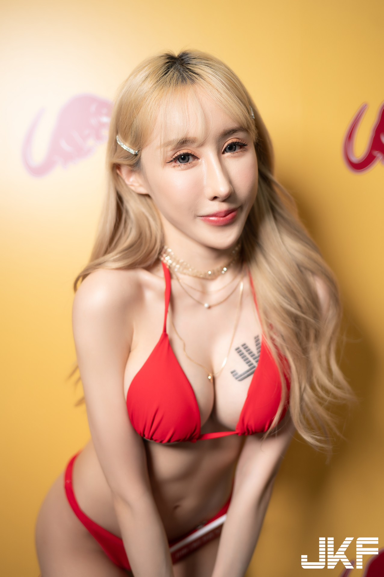 爆奶「櫥窗女郎」美乳時刻粉絲搶拍，「超誘惑S曲線」惹火放送！