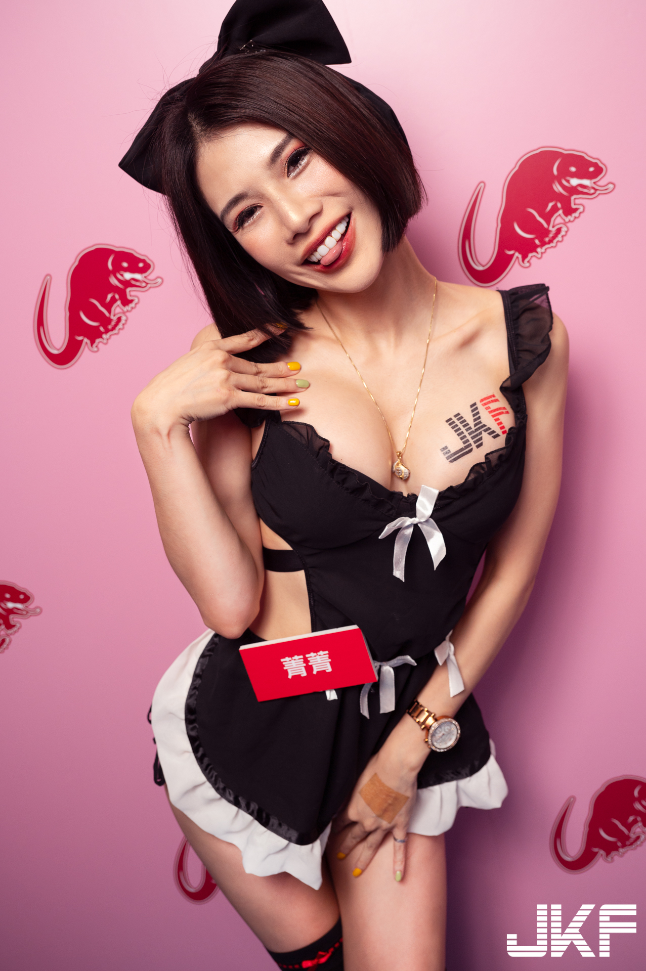 爆奶「櫥窗女郎」美乳時刻粉絲搶拍，「超誘惑S曲線」惹火放送！