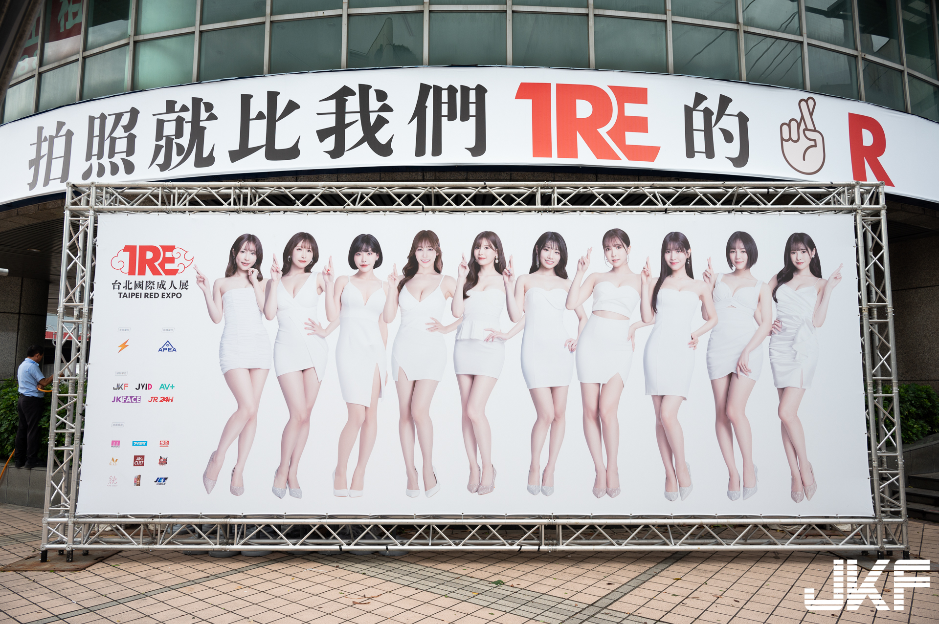 爆奶「櫥窗女郎」美乳時刻粉絲搶拍，「超誘惑S曲線」惹火放送！
