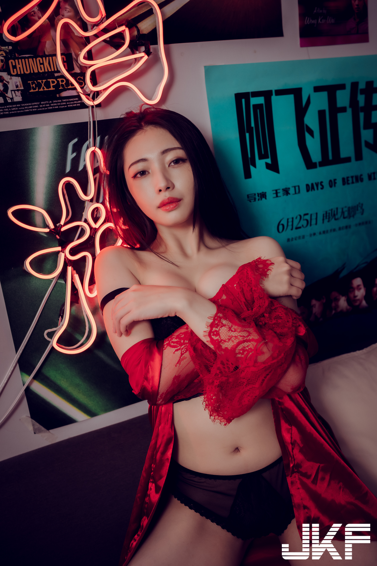 港風女郎「暮光」的色氣誘惑！美豔睡袍秀「豐腴美體」好撩人