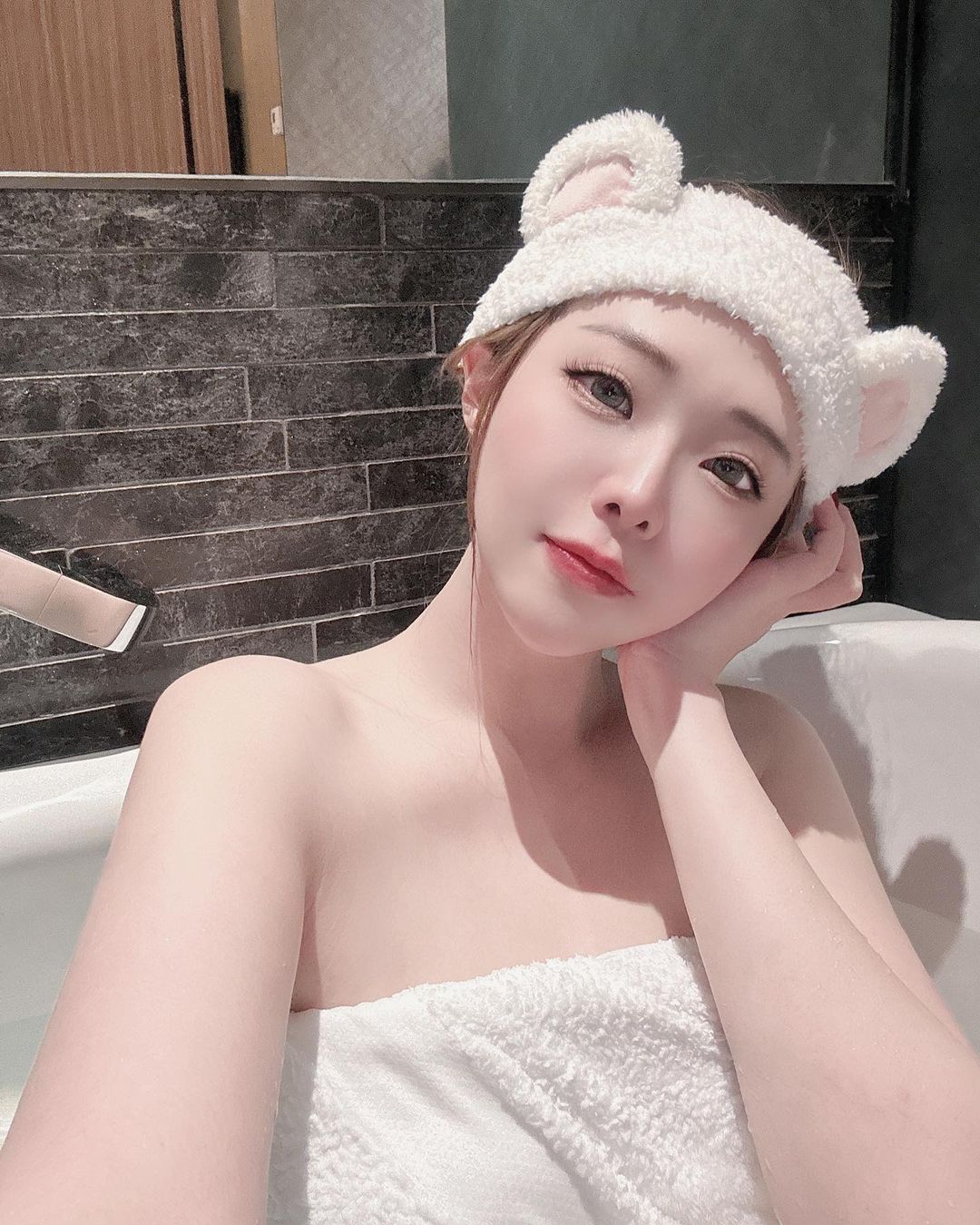 雪乳美人「張筱柔」飽滿乳量把上衣撐好開 - 美女圖 -