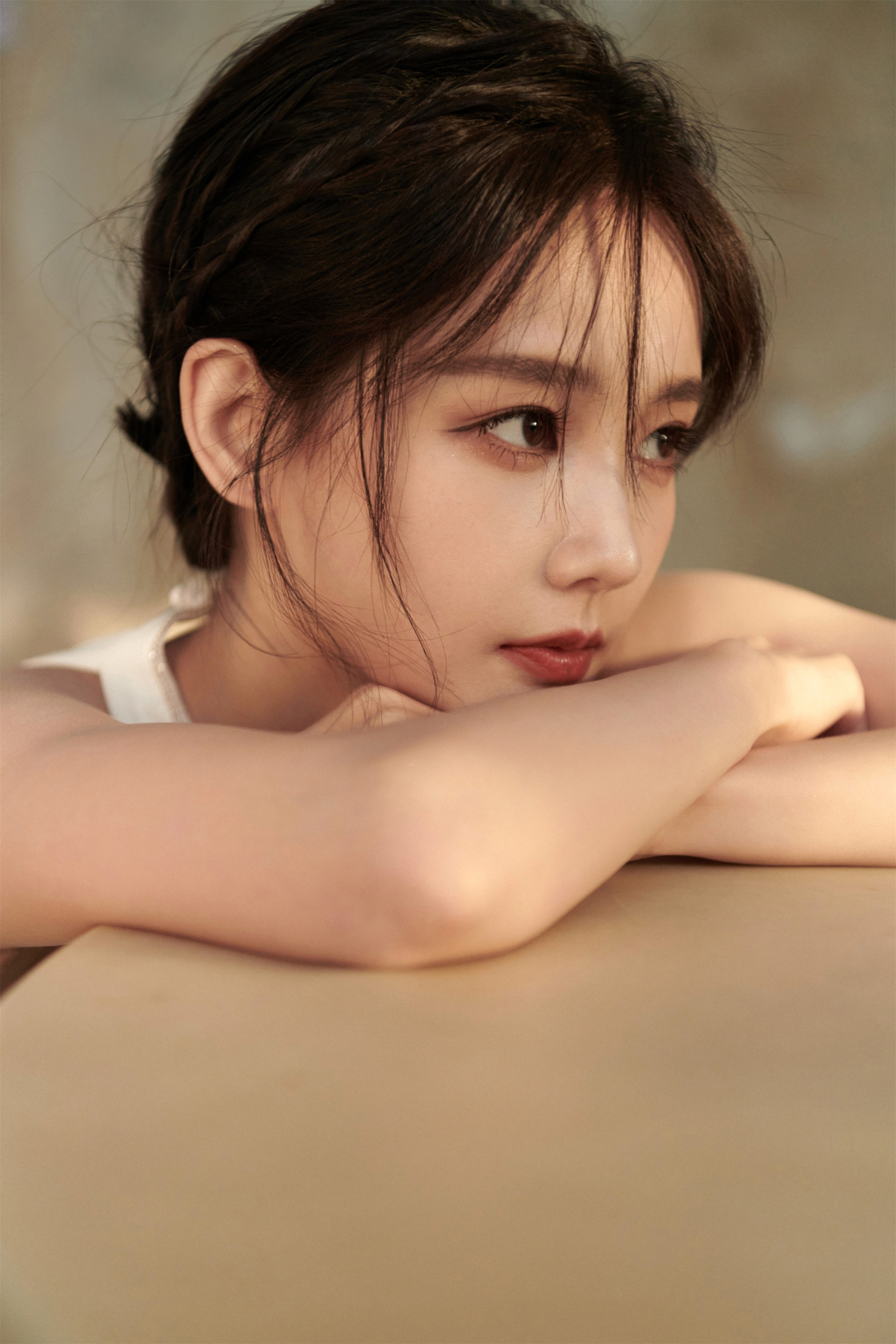 瓷白露背裙婉約娉婷—李一桐[高清套圖] - 亞洲美女 -