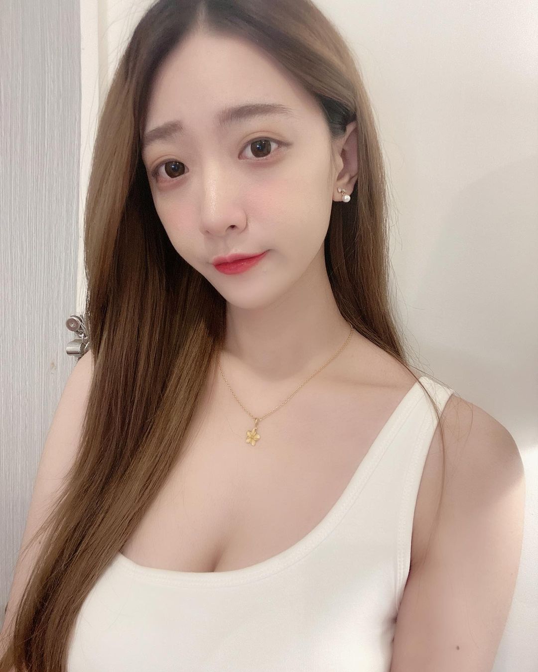 正妹實況主「歪歪」豐沛乳量就要溢出....擄獲所有粉絲 - 美女圖 -