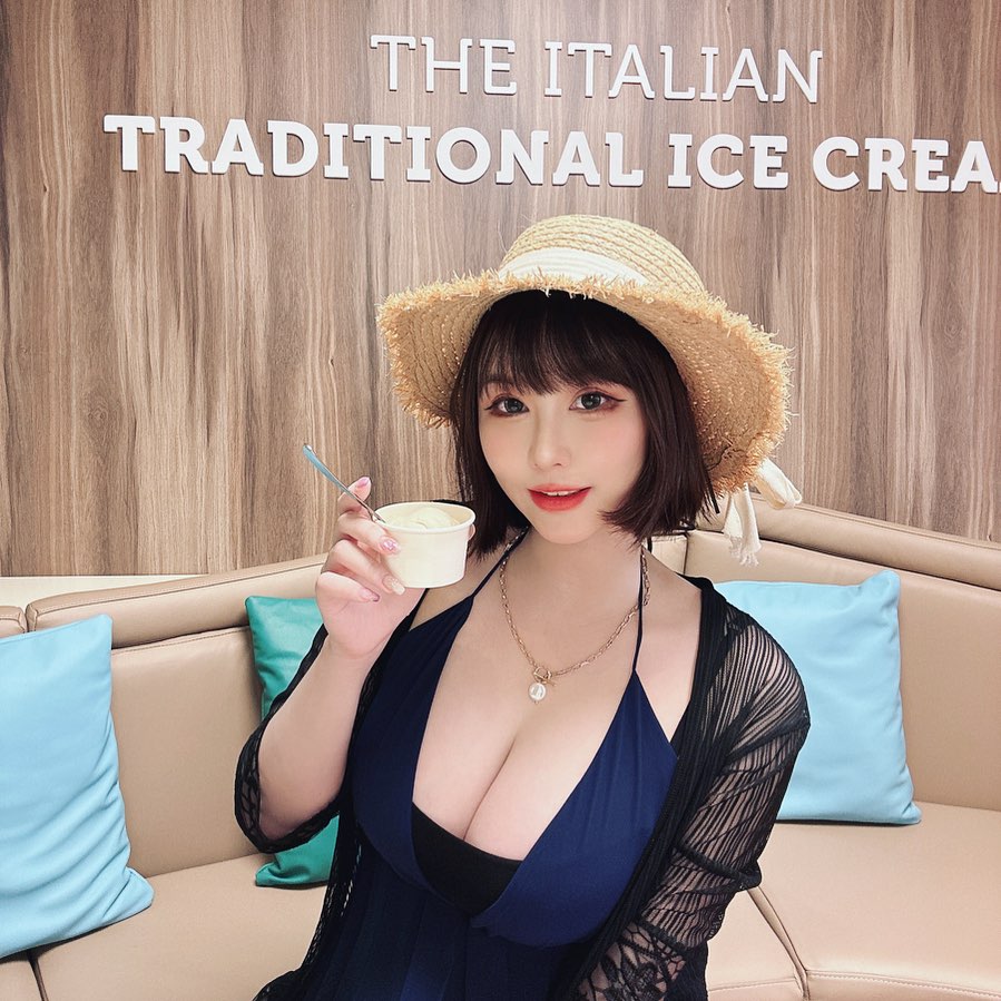 【GG扑克】短髮女神「Sylvia 希維亞」挺兩顆「渾圓雪乳」吃冰淇淋，讓網友也好嘴饞！