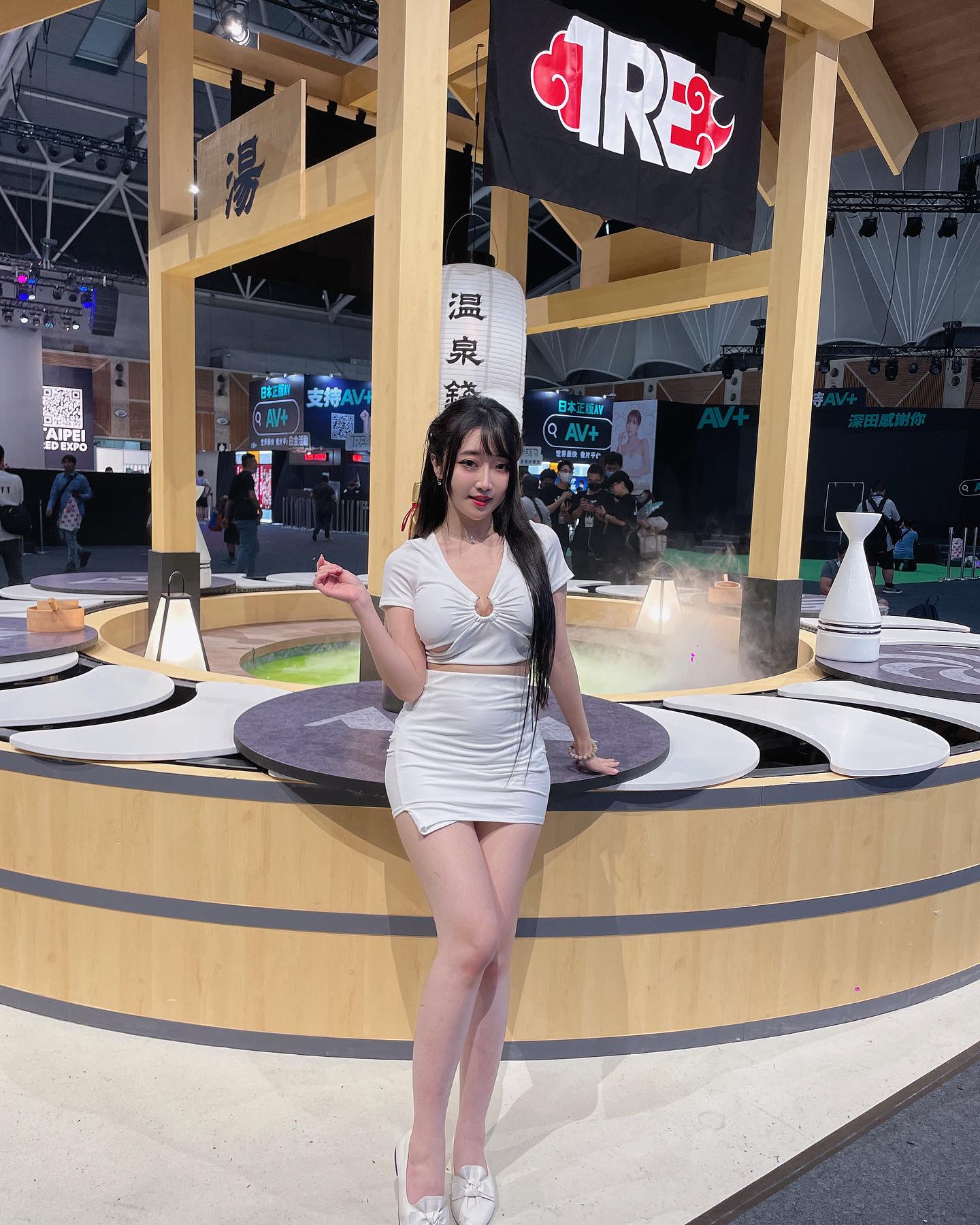 白嫩正妹「玲奈Lena」颱風天超市囤貨！低胸小可愛「爆出渾圓