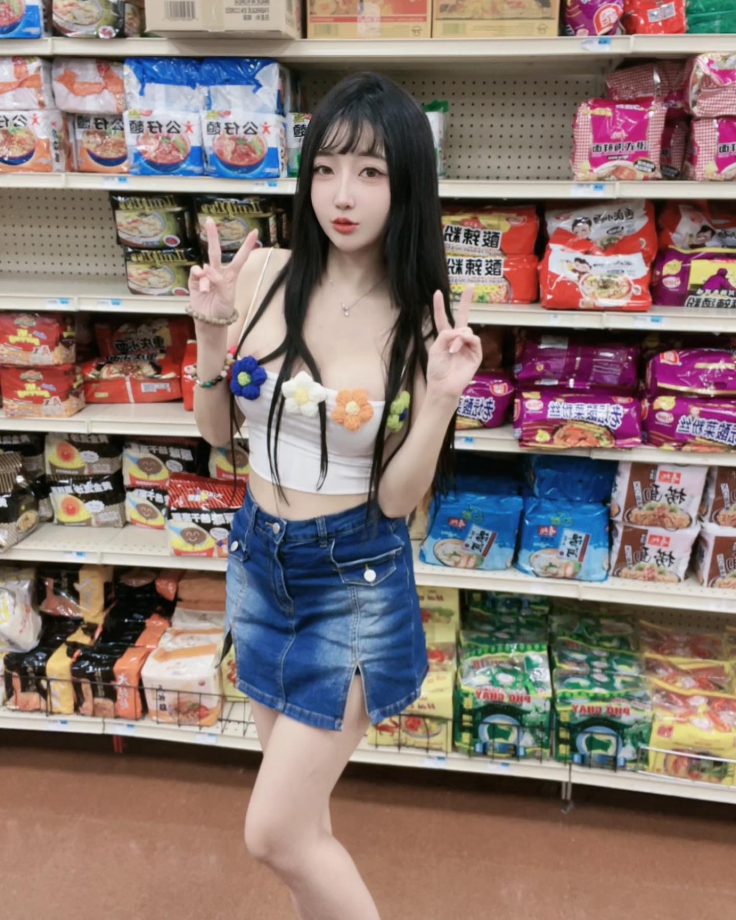 【6upoker】白嫩正妹「玲奈Lena」颱風天超市囤貨！低胸小可愛「爆出渾圓雙峰」！