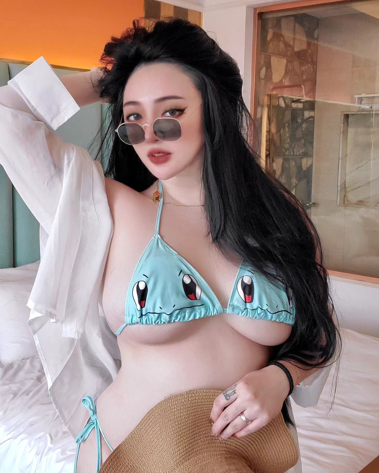 超大傑尼龜「黃靜」爆乳邀出航，「火辣攻擊」粉絲也想看噴水！