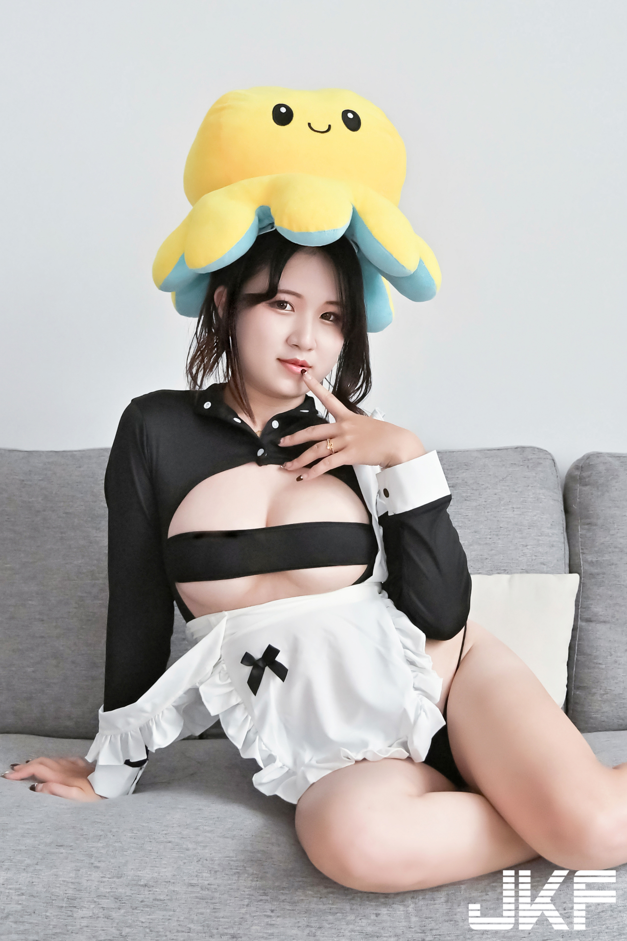 可愛女僕「夏音Ula」居家美乳挑逗，「超誘惑白嫩胸型」形狀超渾圓！