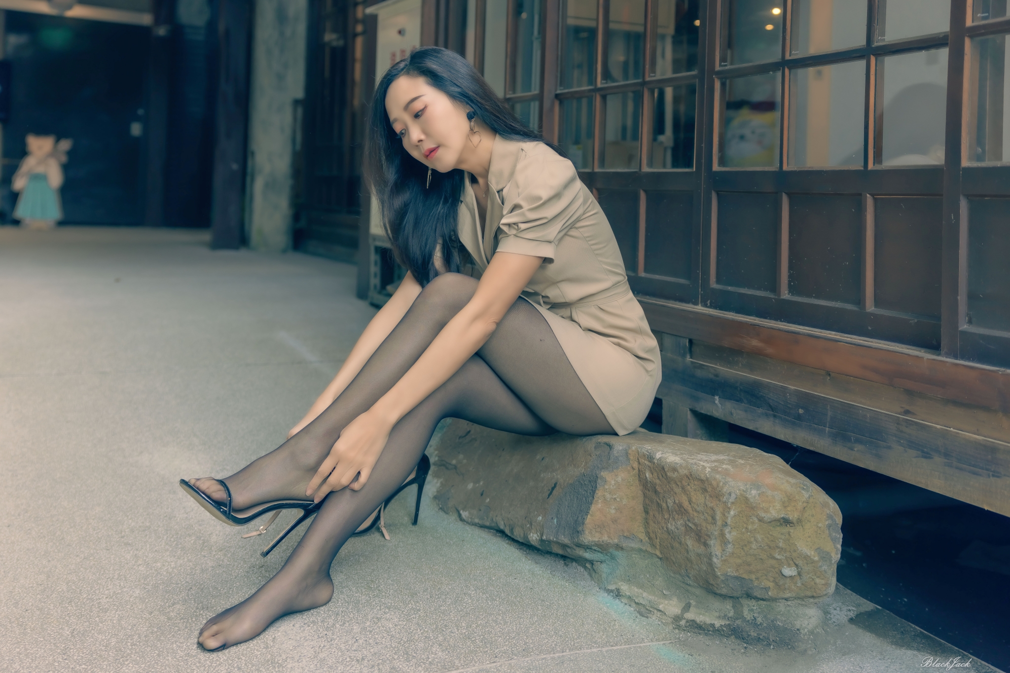 【網路收集】台灣美腿女郎-Yen Liang 氣質美女外拍寫實 - 貼圖 - 絲襪美腿 -