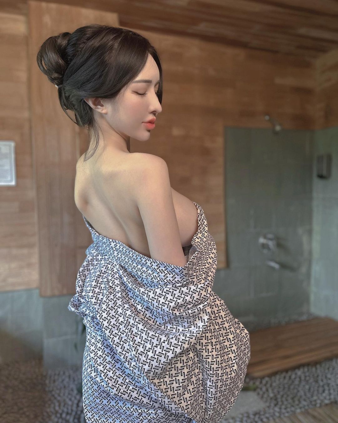 【GG扑克】人間芭比「雲嫣」釋出浴衣辣照　小露香肩和側乳引起粉絲暴動