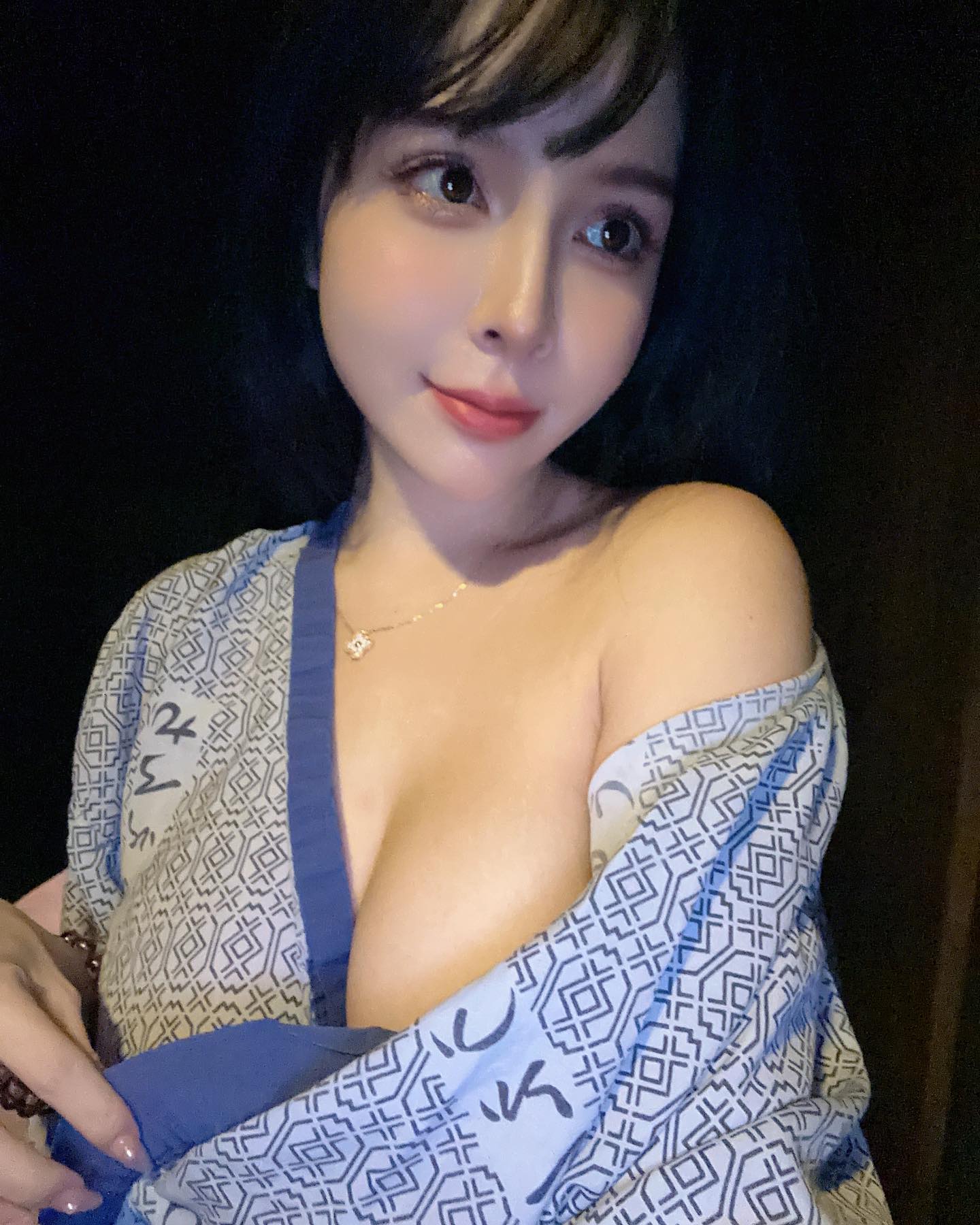 巨乳正妹「香菱」去享受按摩，浴衣沒穿好「雪白豪乳」露半顆！