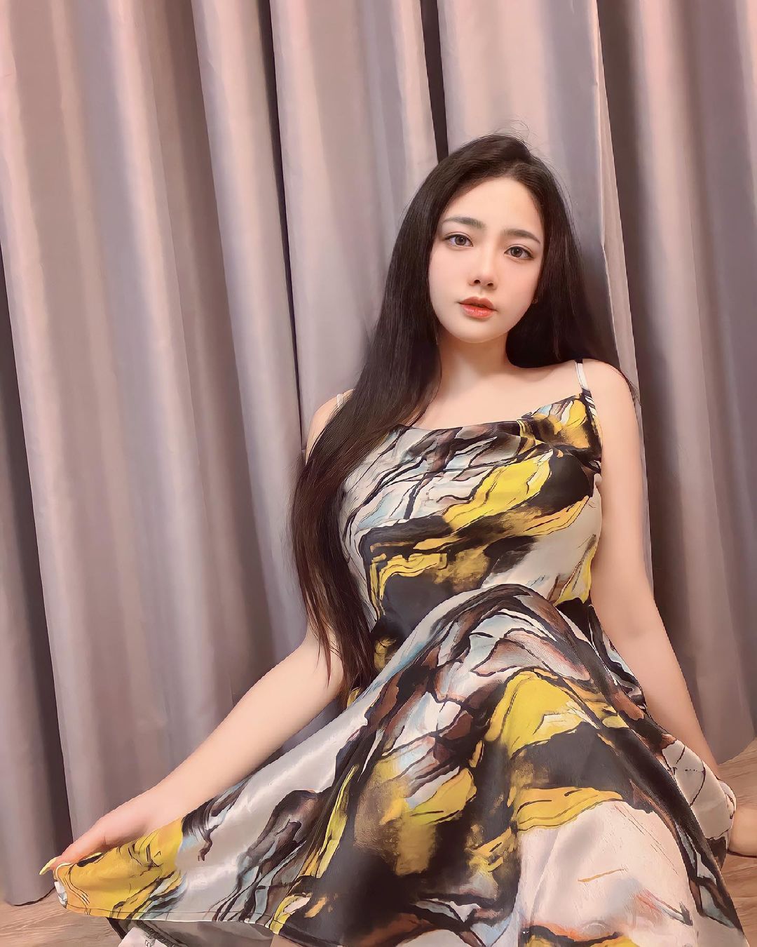 電眼女神「霍萱 」深長事業線 身材前凸後翹 - 美女圖 -
