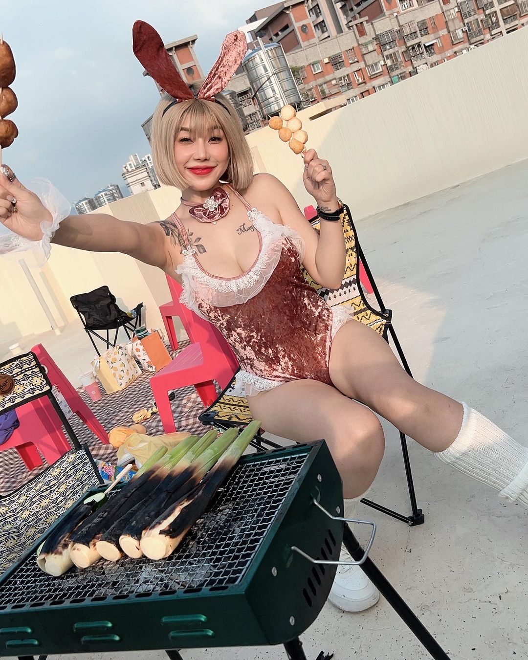 傳統市場驚見巨乳妹只穿內衣採買烤肉食材　老闆不知道該看哪