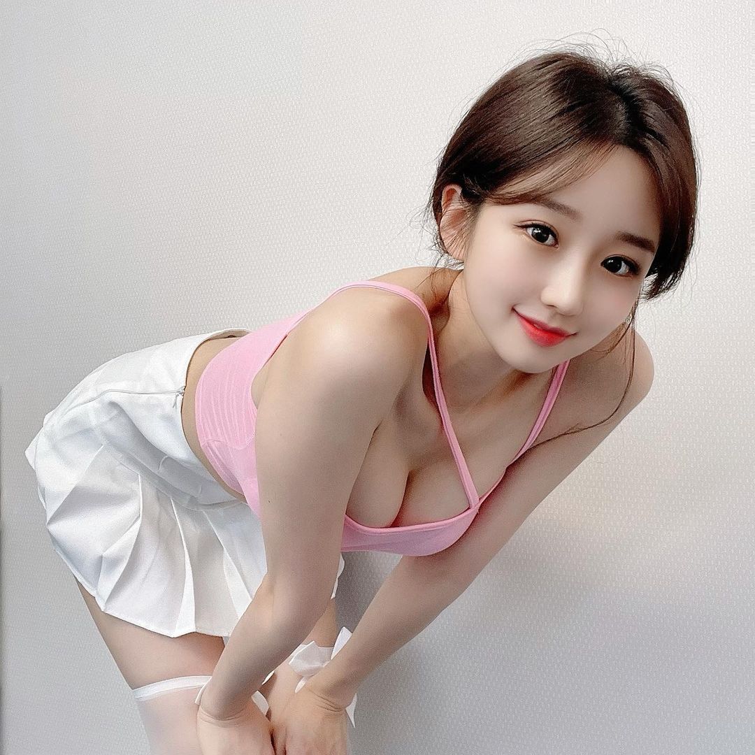 韓國「素顏系正妹」身材無敵！「螞蟻腰+飽滿美胸」持續吸粉中