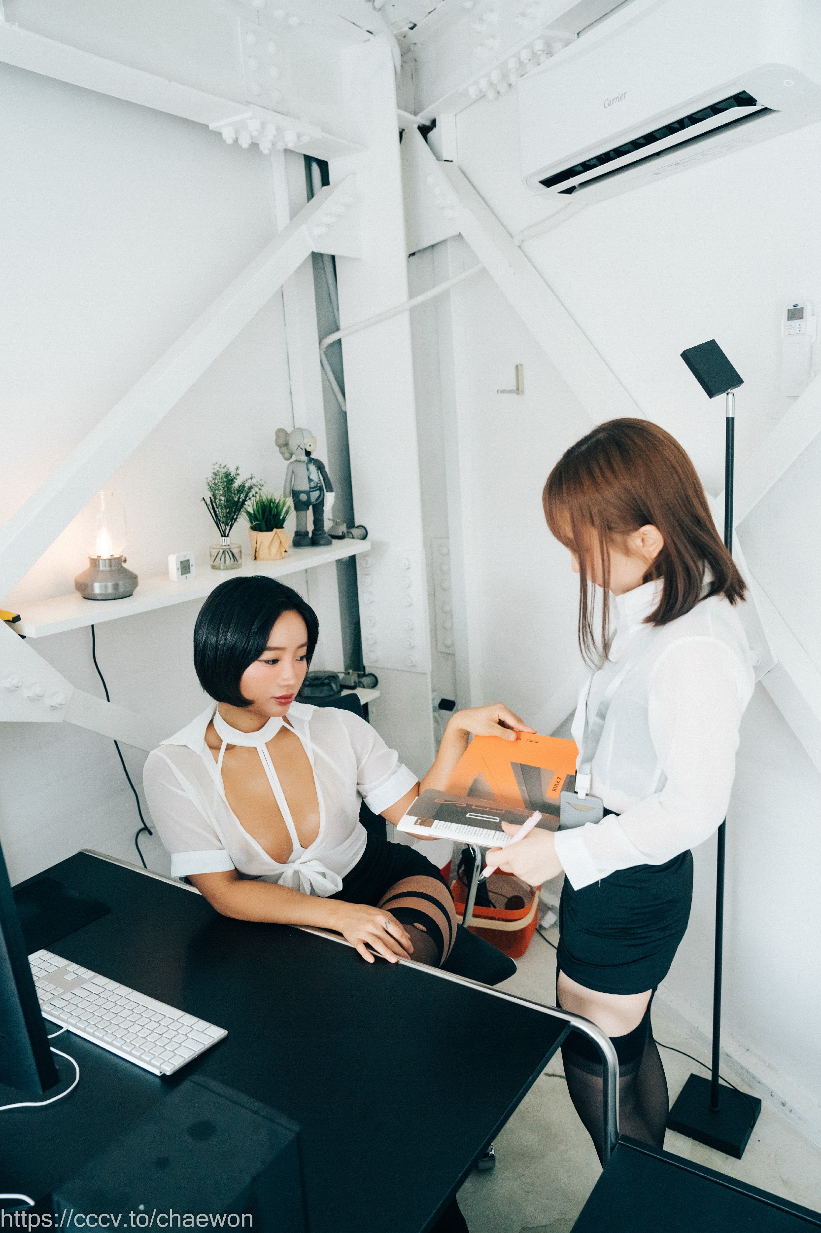 Loozy-Booty-Queen-and-Yeri-Office-Master-MrCong.com-004.jpg