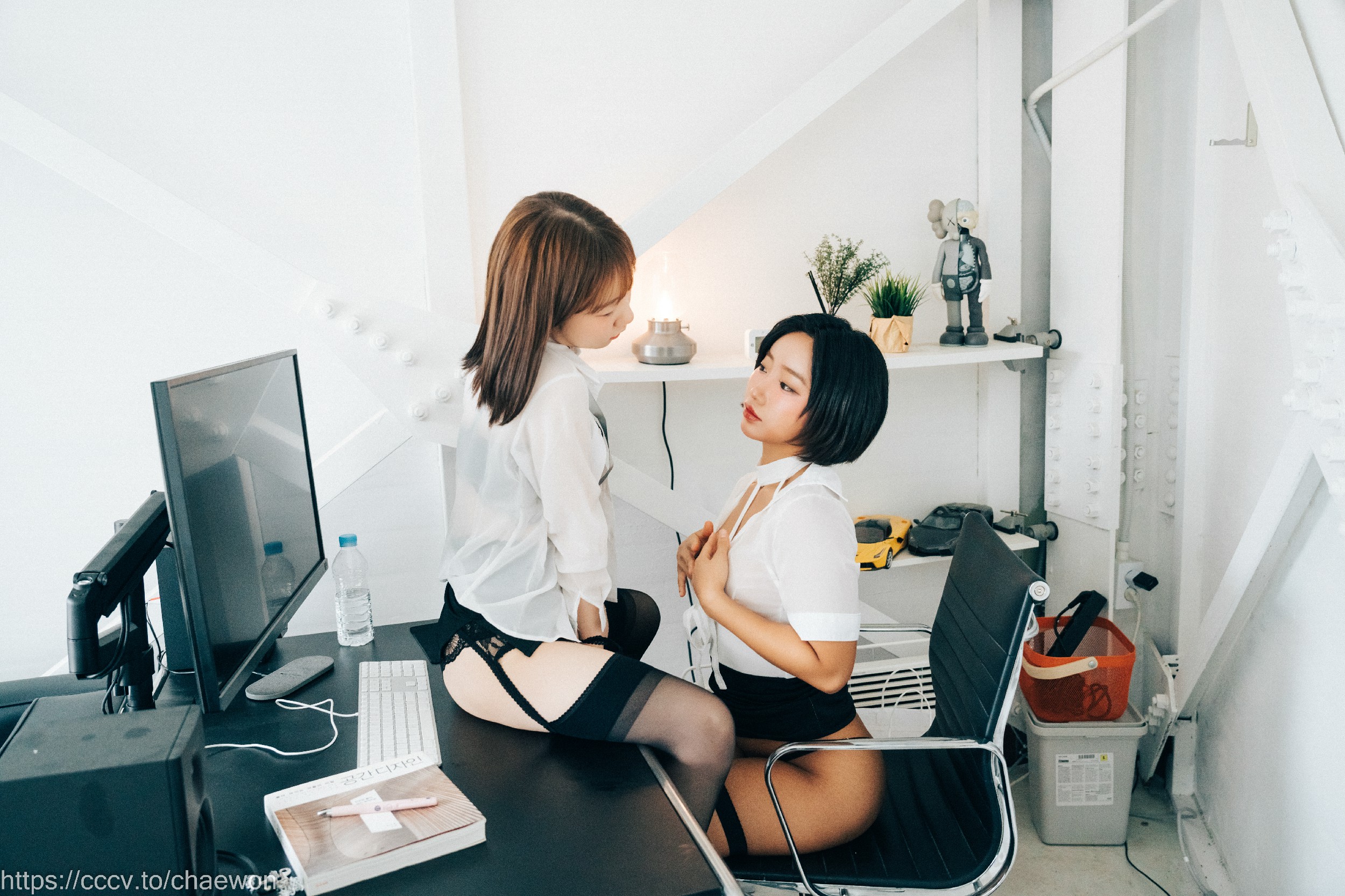Loozy-Booty-Queen-and-Yeri-Office-Master-MrCong.com-047.jpg