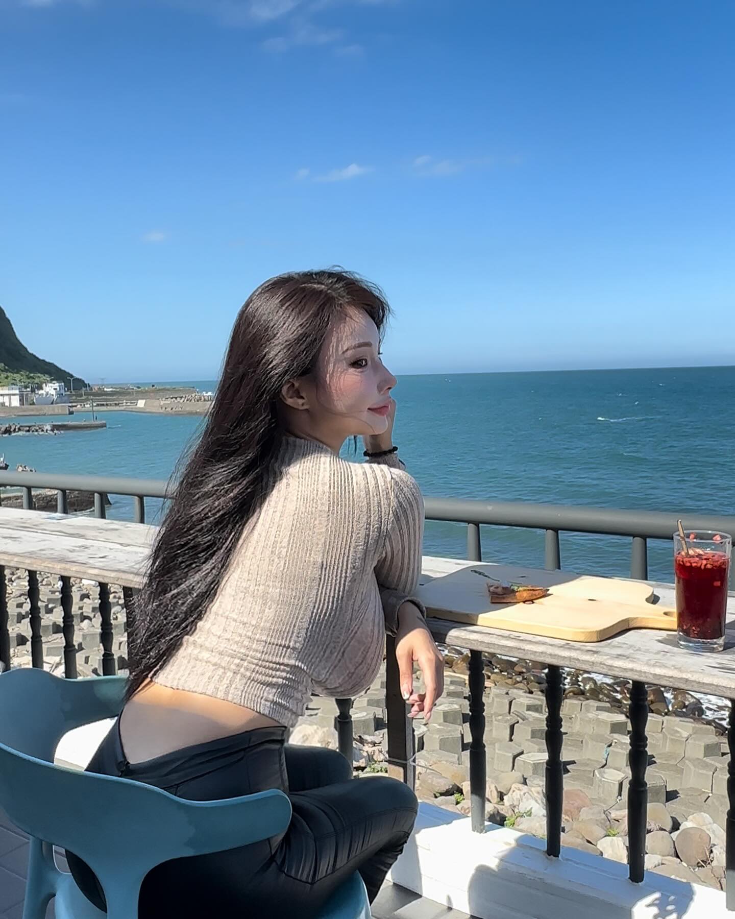海濱咖啡廳驚見巨乳妹胸前「好大一袋」　乳浪比海浪還洶湧