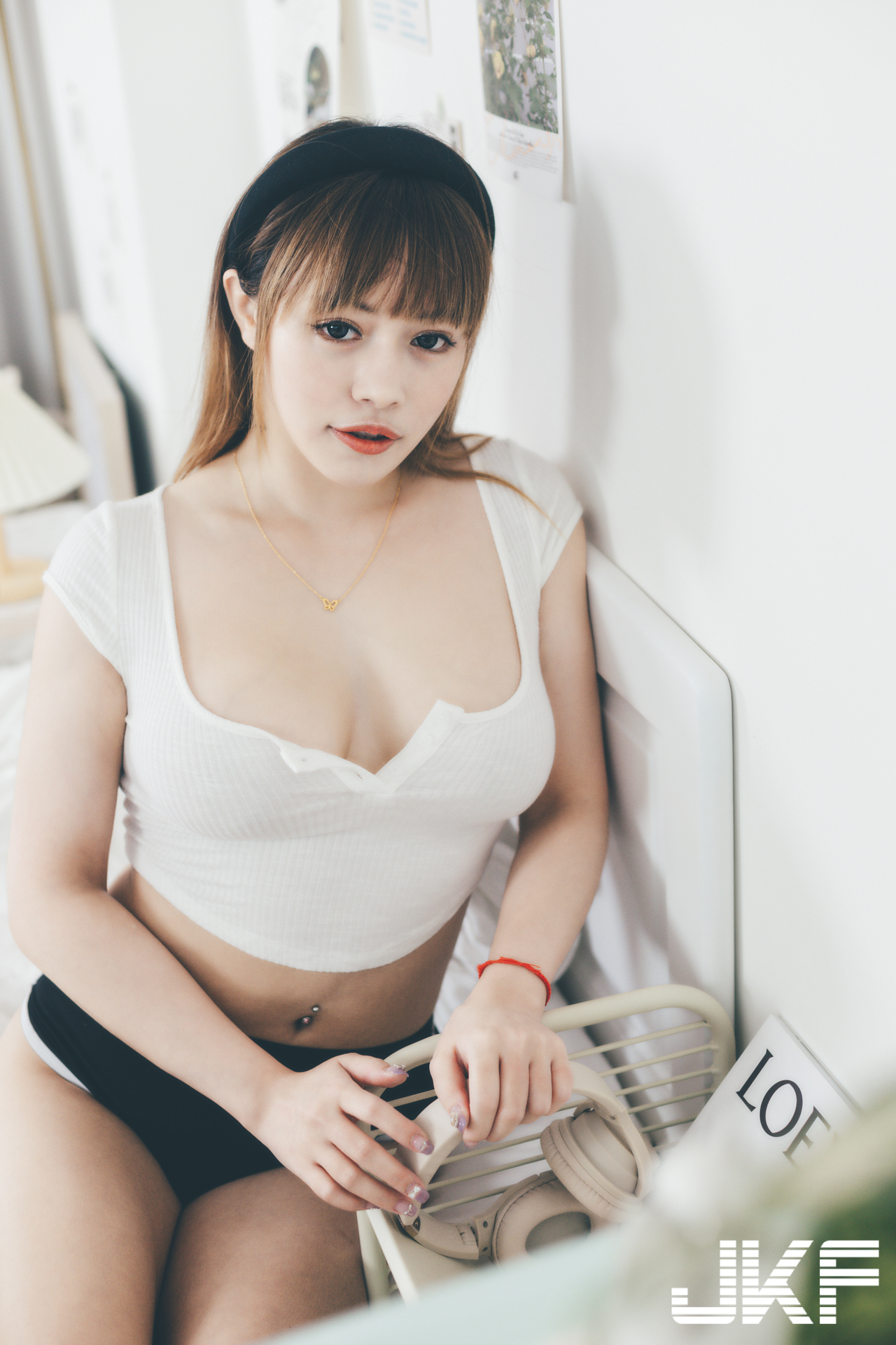 混血正妹「妙妙」的大車頭燈誘惑，「只穿黑色小褲」狂撩你的心！