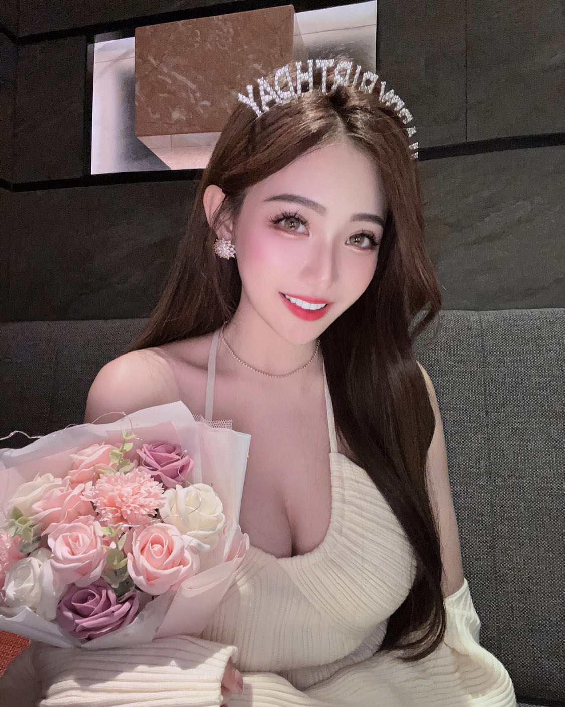 氣質美睫師「雨停」度假村玩水，比基尼設計華麗又性感！