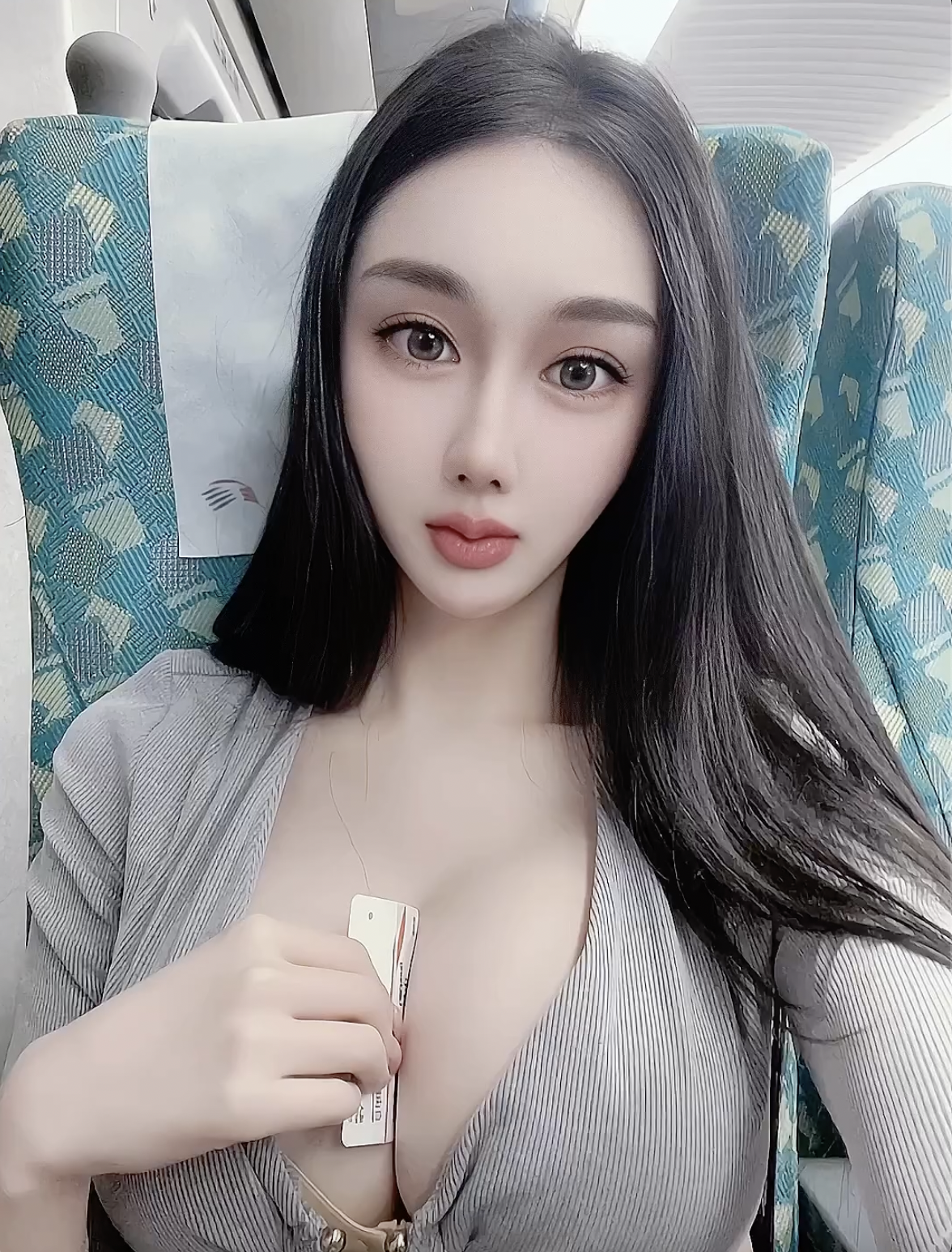 長髮正妹「李芮」示範收納高鐵票！被雙球緊緊夾住絕對不會不見～